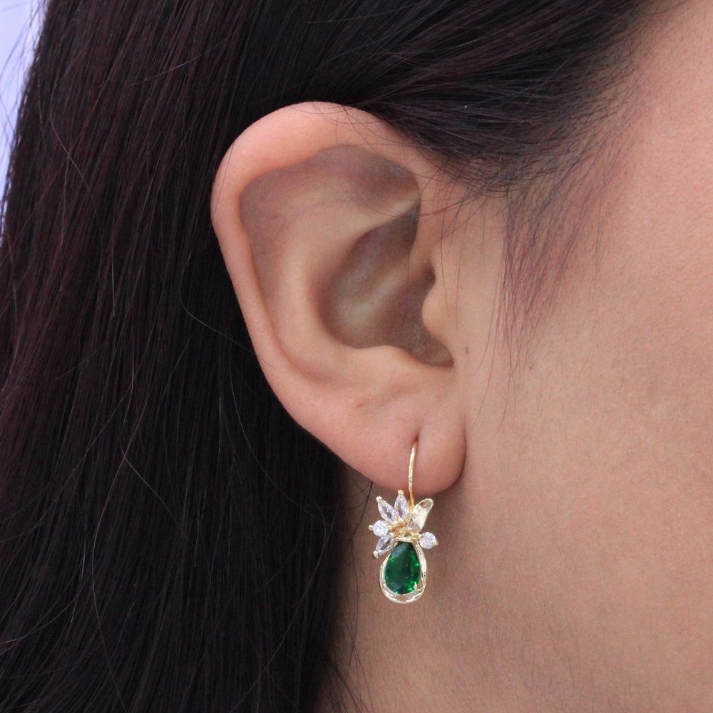 Arete con Broche Arillo de Oro 14k Flor Especial con Zirconias Principal Color Verde Esmeralda mod. 9768