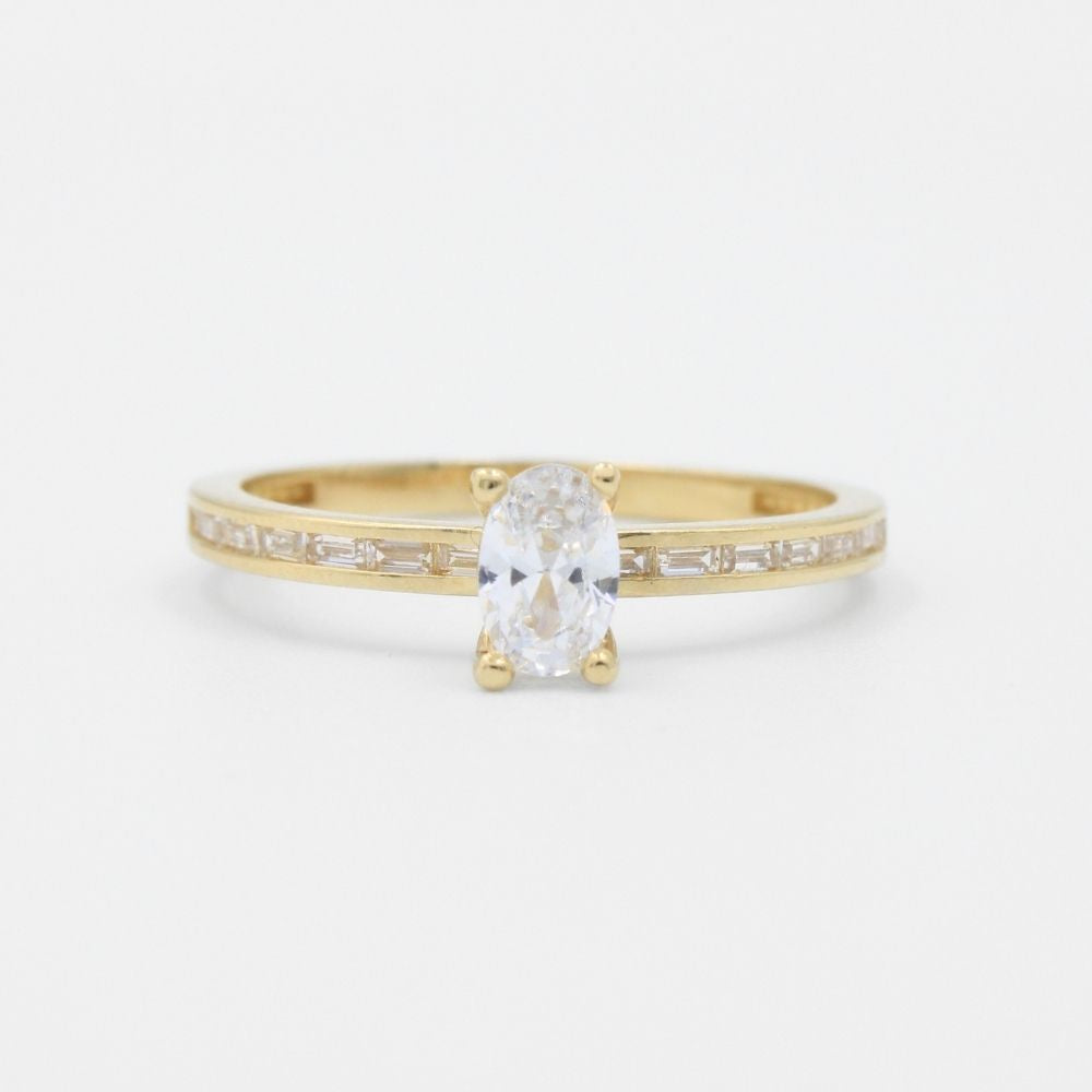 Anillo de Compromiso en Oro 14k con Zirconia Oval e Incrustado con Zirconias Finas mod. 8965