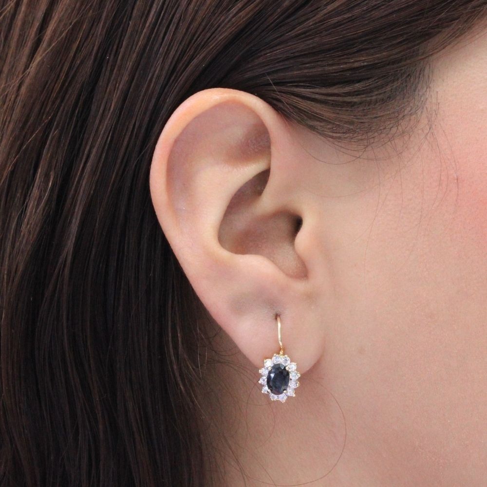 Arete con Broche Arillo de Oro 14k Flor de Zirconia Negra con Zirconias Brillantes mod. 9765