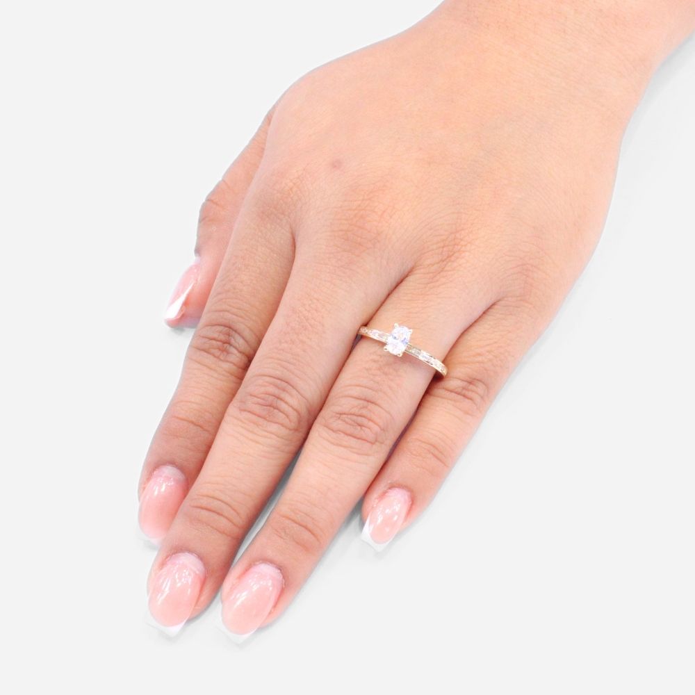 Anillo de Compromiso en Oro 14k con Zirconia Oval e Incrustado con Zirconias Finas mod. 8965