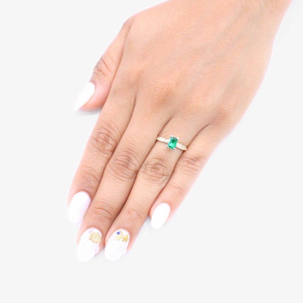 Anillo de Oro 14k de Diseño Rectangular en Color Verde con Incrustación de Zirconia en los Laterales mod. 9304