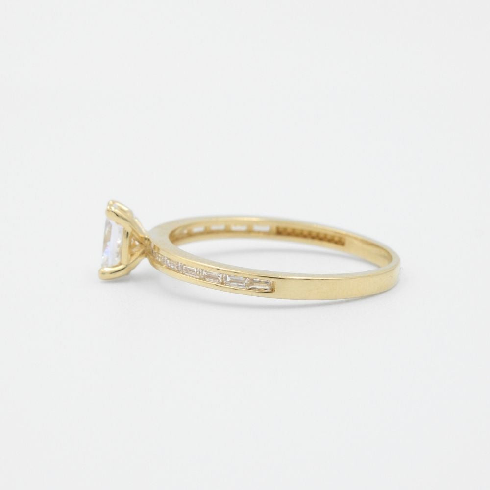 Anillo de Compromiso en Oro 14k con Zirconia Oval e Incrustado con Zirconias Finas mod. 8965