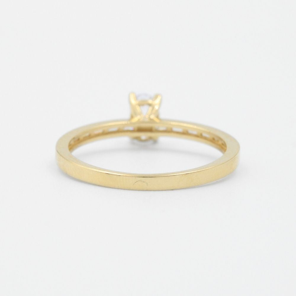Anillo de Compromiso en Oro 14k con Zirconia Oval e Incrustado con Zirconias Finas mod. 8965