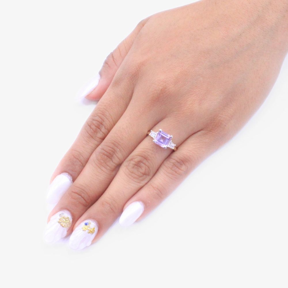 Anillo de Oro 14k de Diseño Cuadrado con Incrustación de Zirconia en los Laterales mod. 9303