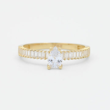 Anillo de Compromiso en Oro 14k con Finas Zirconias Baguette y Zirconia de Gota Brillante  mod. 8968