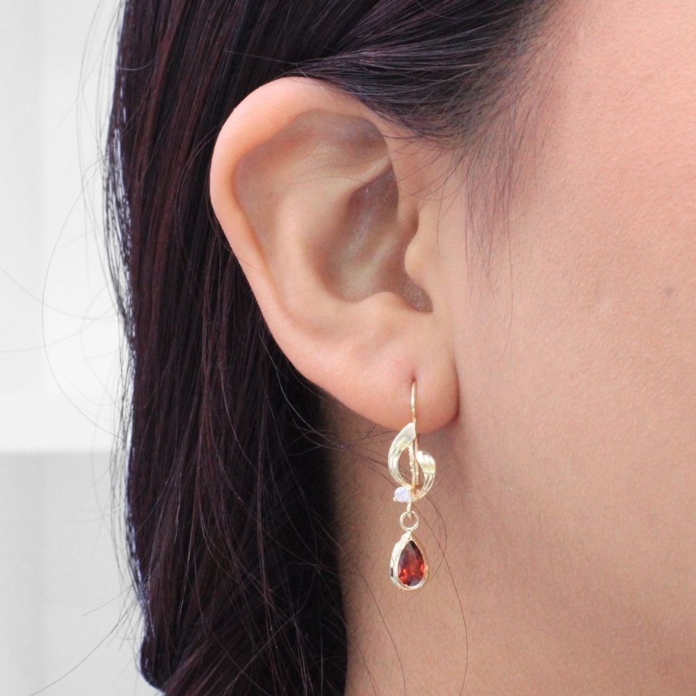 Arete con Broche Arillo de Oro 14k Estilo Largo Elegante con Zirconia Color Rojo Bermellon mod. 9768