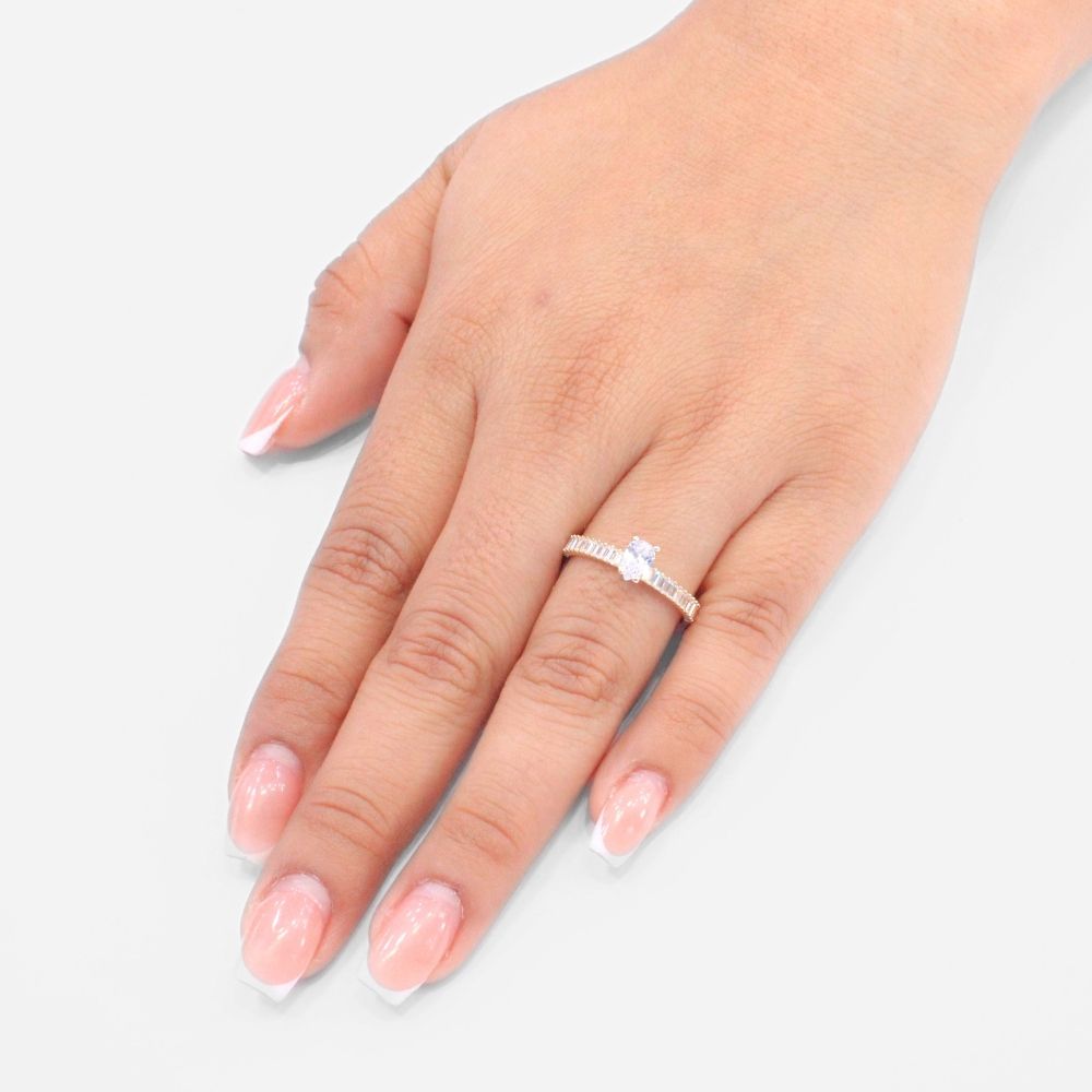 Anillo de Compromiso en Oro 14k con Finas Zirconias Baguette y Zirconia de Gota Brillante  mod. 8968