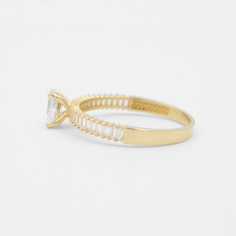 Anillo de Compromiso en Oro 14k con Finas Zirconias Baguette y Zirconia de Gota Brillante  mod. 8968