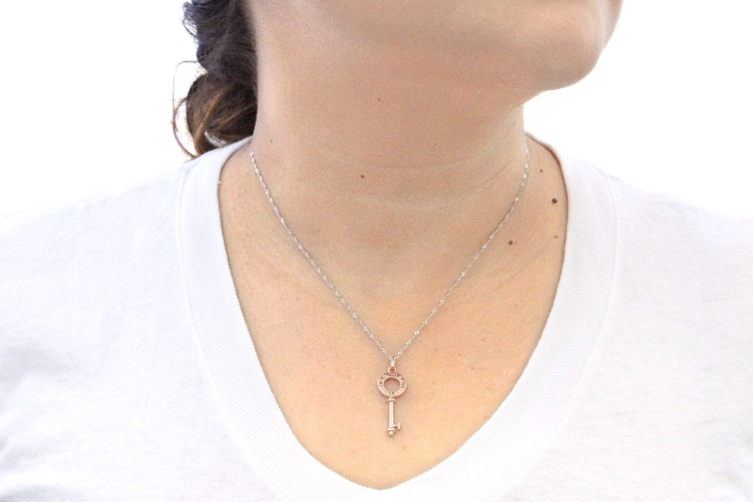 Dije Llave con Números Romanos en Círculo en Oro Rosa mod. 6354