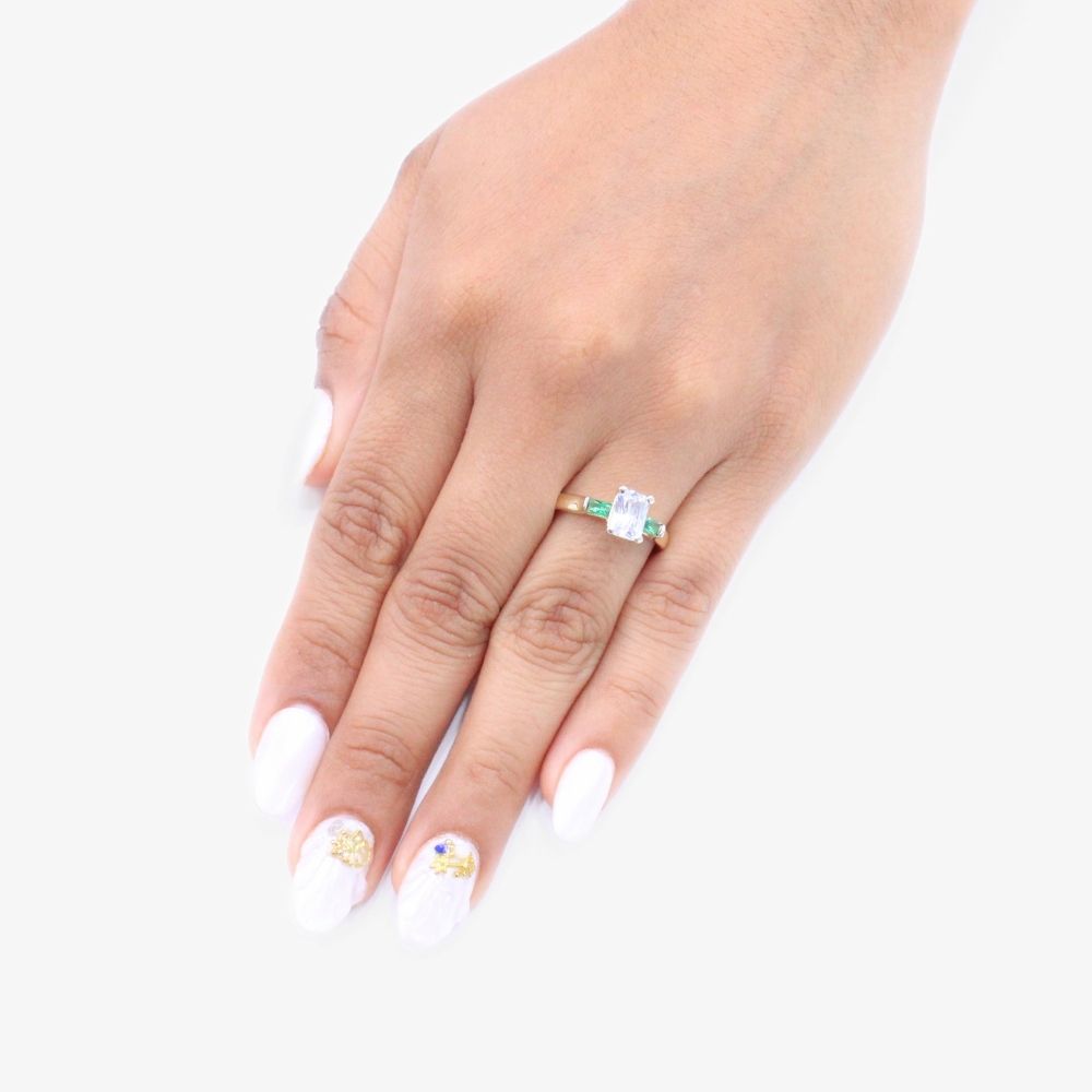 Anillo de Oro 14k de Diseño Rectangular con Incrustación de Zirconia en los Laterales de Color Verde mod. 9308