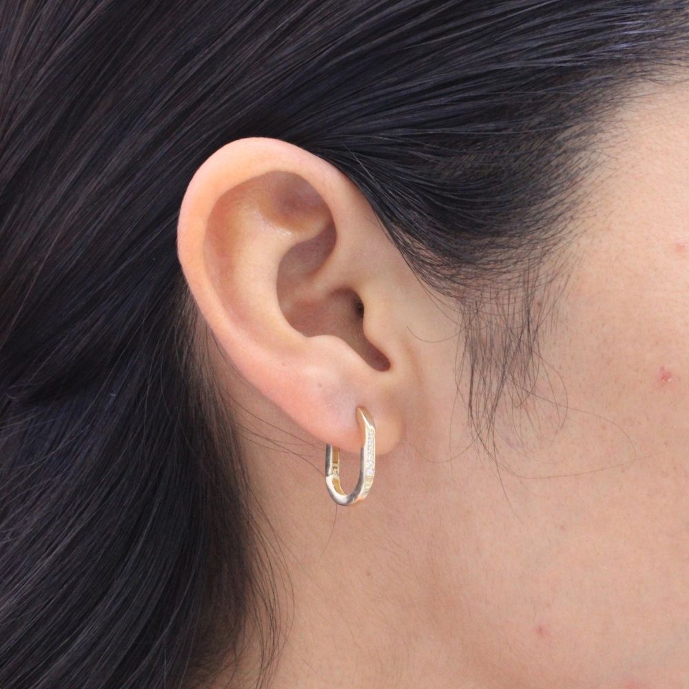 Grapa de Oro 14k Hueca de Diseño Oval con una Línea de Zirconias mod. 9265
