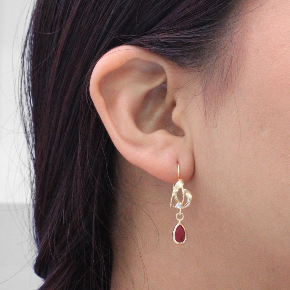 Arete con Broche Arillo de Oro 14k Estilo Largo Elegante con Zirconia Color Rojo Rubí mod. 9768