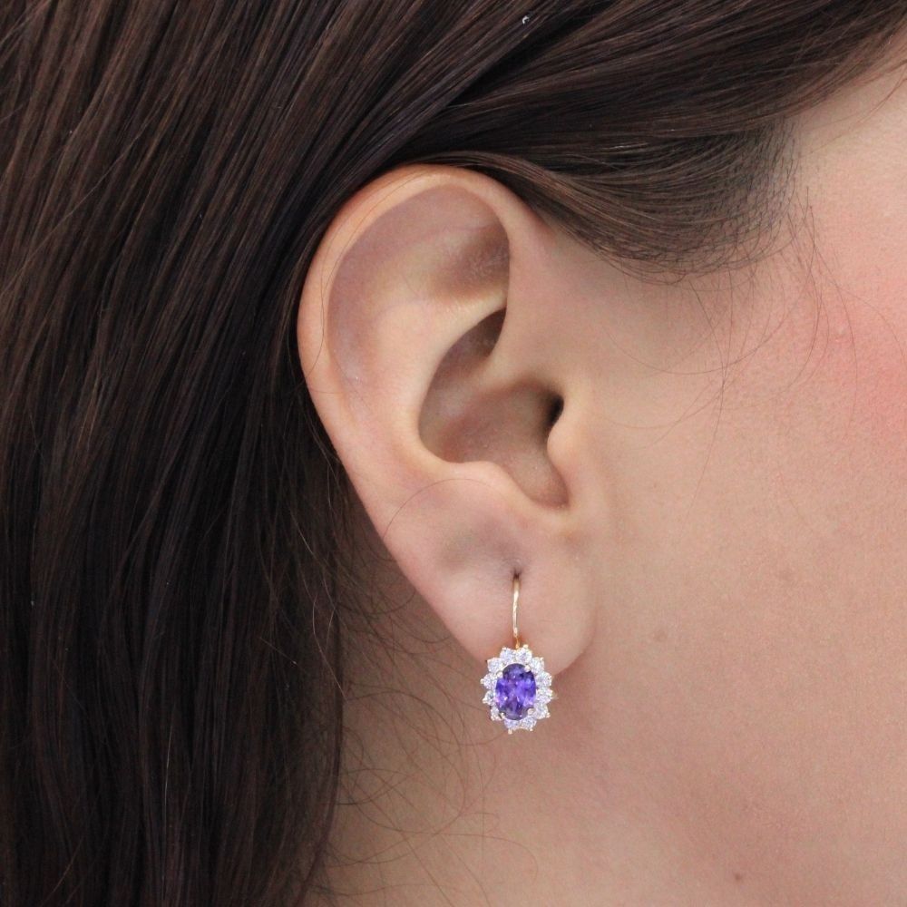 Arete con Broche Arillo de Oro 14k Flor de Zirconia Morada con Zirconias Brillantes mod. 9765