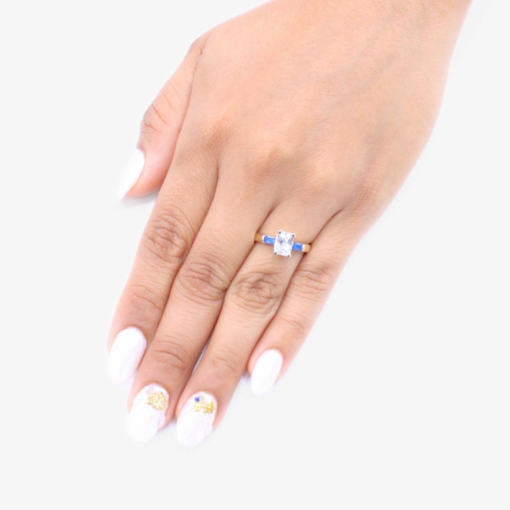 Anillo de Oro 14k de Diseño Rectangular con Incrustación de Zirconia en los Laterales de Color Azul mod. 9309