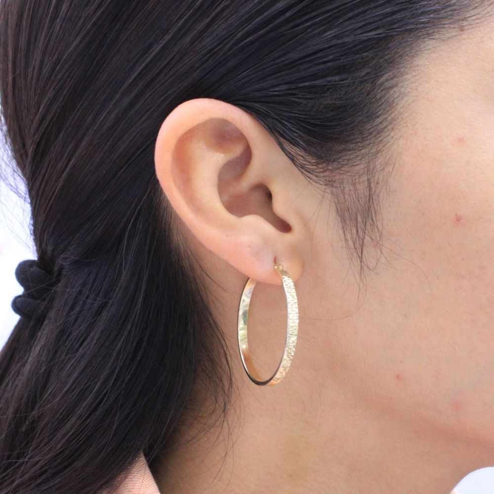 Arracada de Oro 14k Hueco con Diseño Plano Diamantado mod. 9264