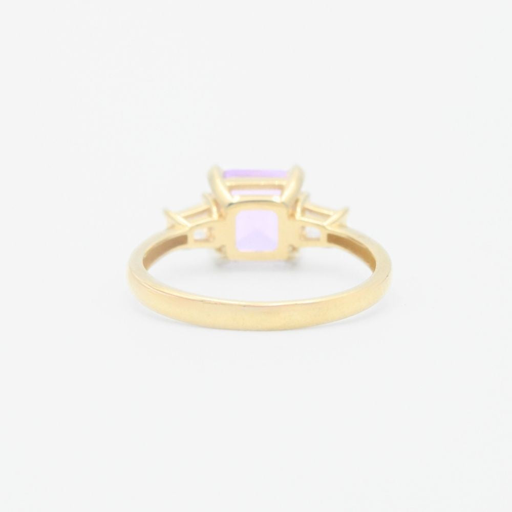 Anillo de Oro 14k de Diseño Cuadrado con Incrustación de Zirconia en los Laterales mod. 9303