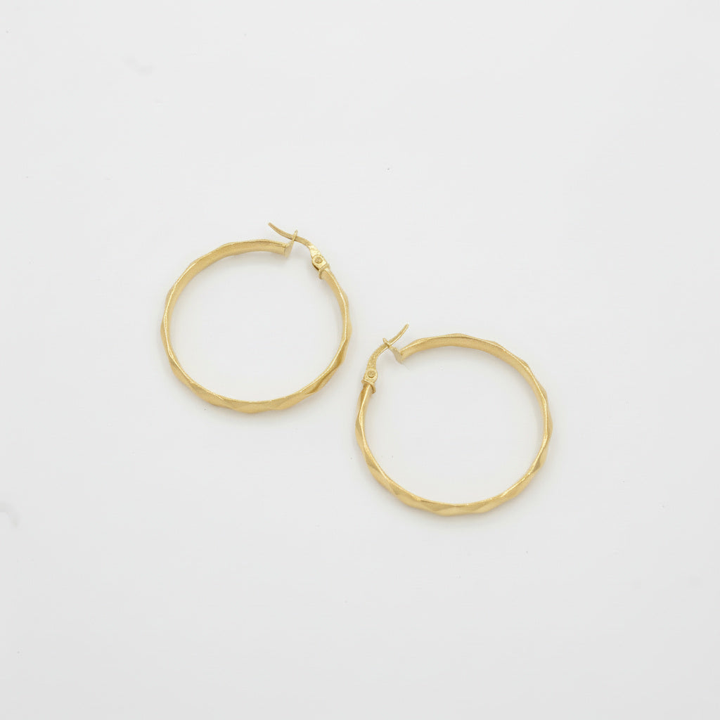 Arracada de Oro 14k Hueco con Diseño Facetado Fino mod. 10028