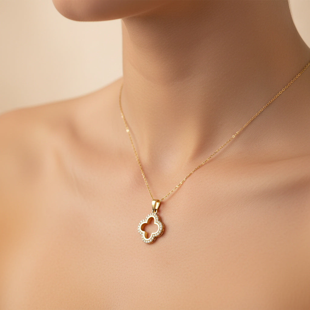 Dije de Oro 14k Diseño de Trébol con Halo de Zirconias mod. 10082