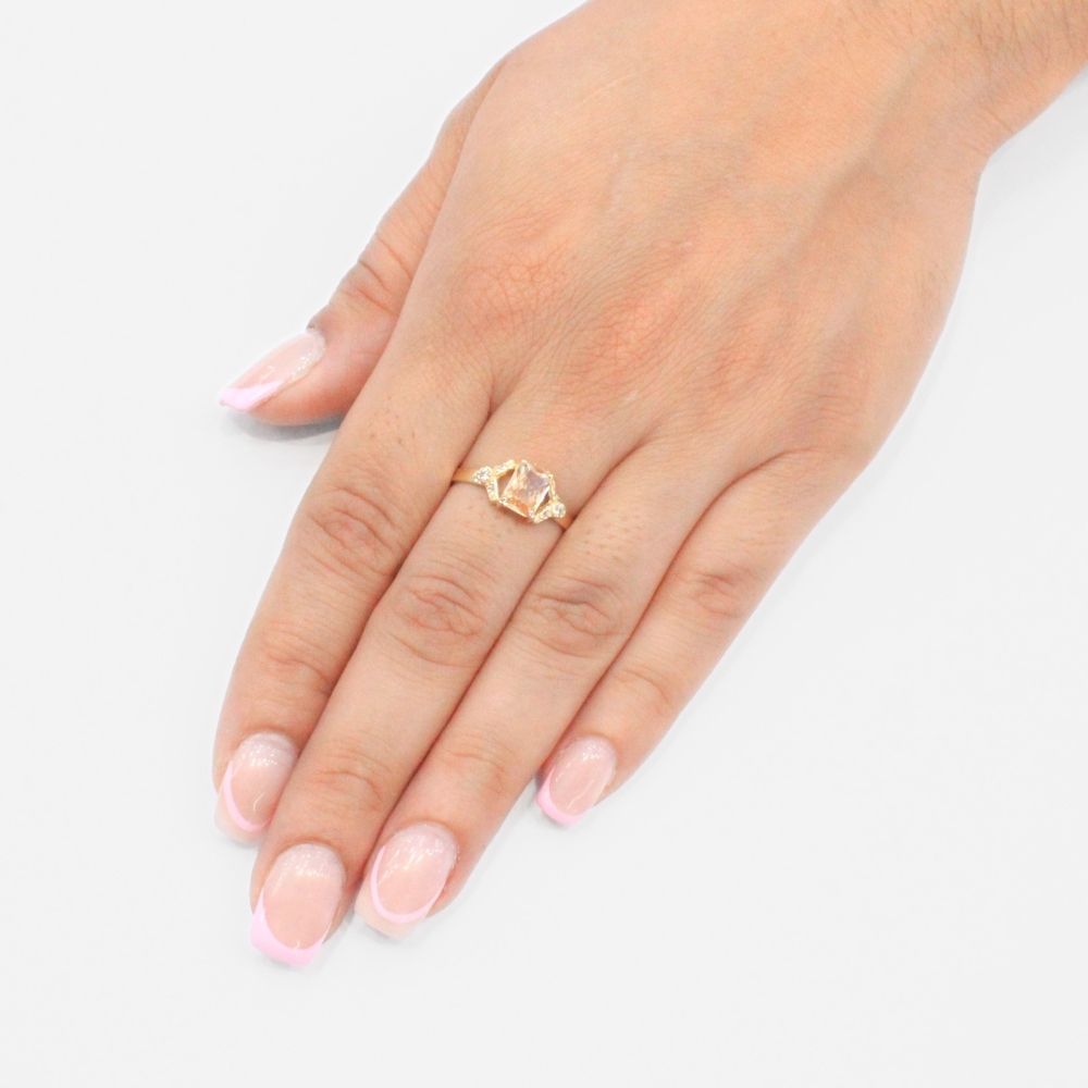 Anillo de Oro 14k con Diseño de V Incrustado de Zirconia en Color Naranja mod. 9214