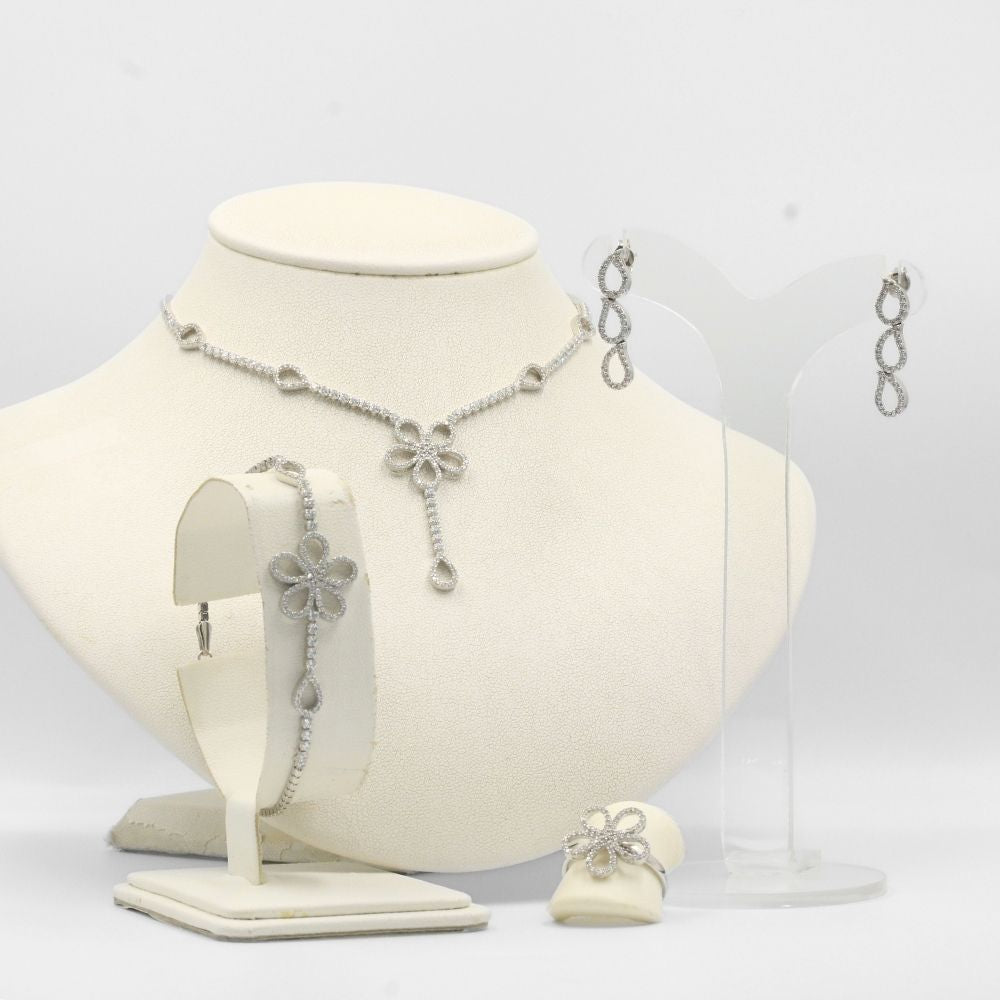 Coordinado de Oro 14k Completo Incrustado de Zirconias con Diseño de Flores mod. 7847