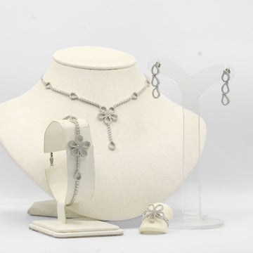 Coordinado de Oro 14k Completo Incrustado de Zirconias con Diseño de Flores mod. 7847