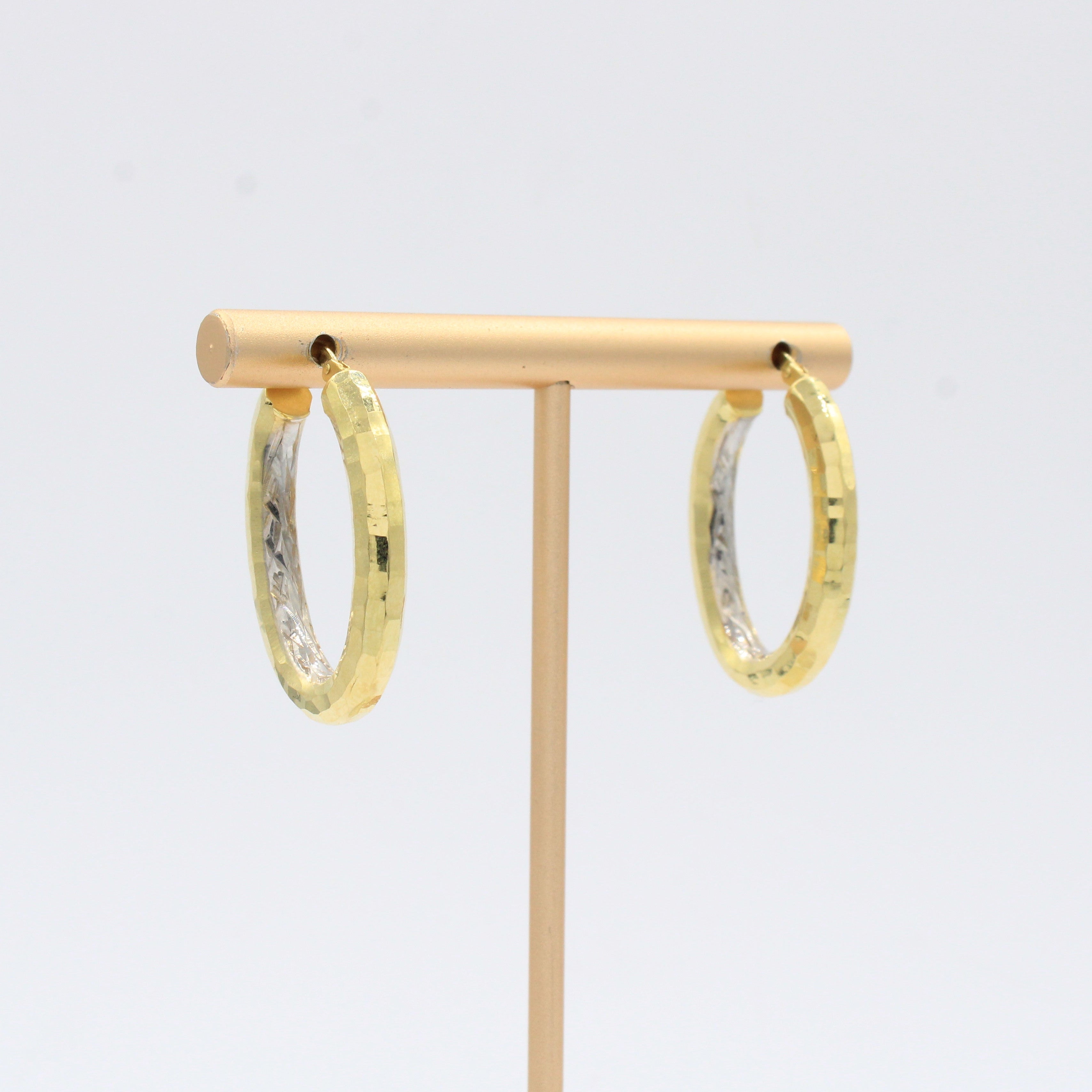 Arracada de Oro 14k Argolla Ovalada Texturizada Tipo Facetado mod. 10492