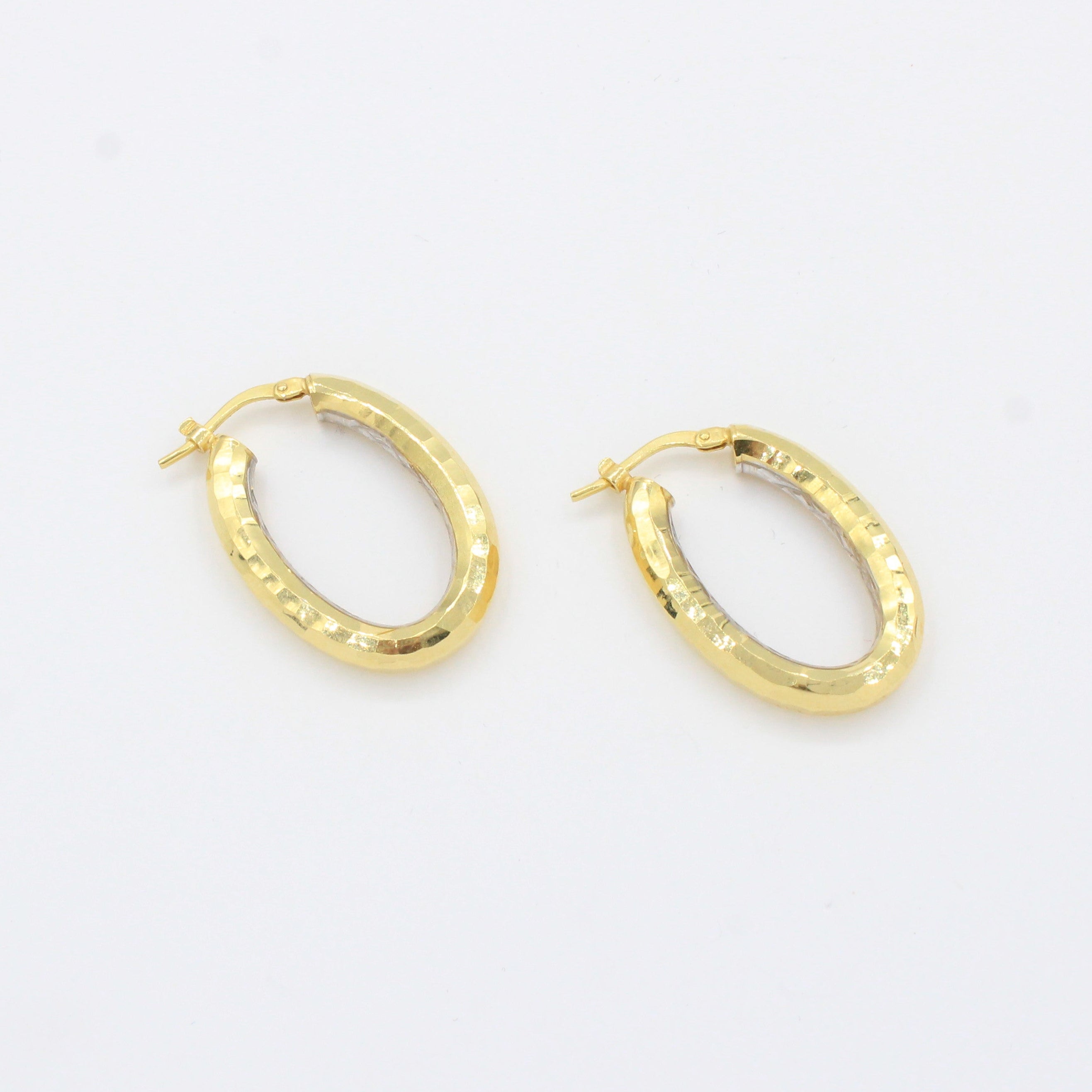 Arracada de Oro 14k Argolla Ovalada Texturizada Tipo Facetado mod. 10492