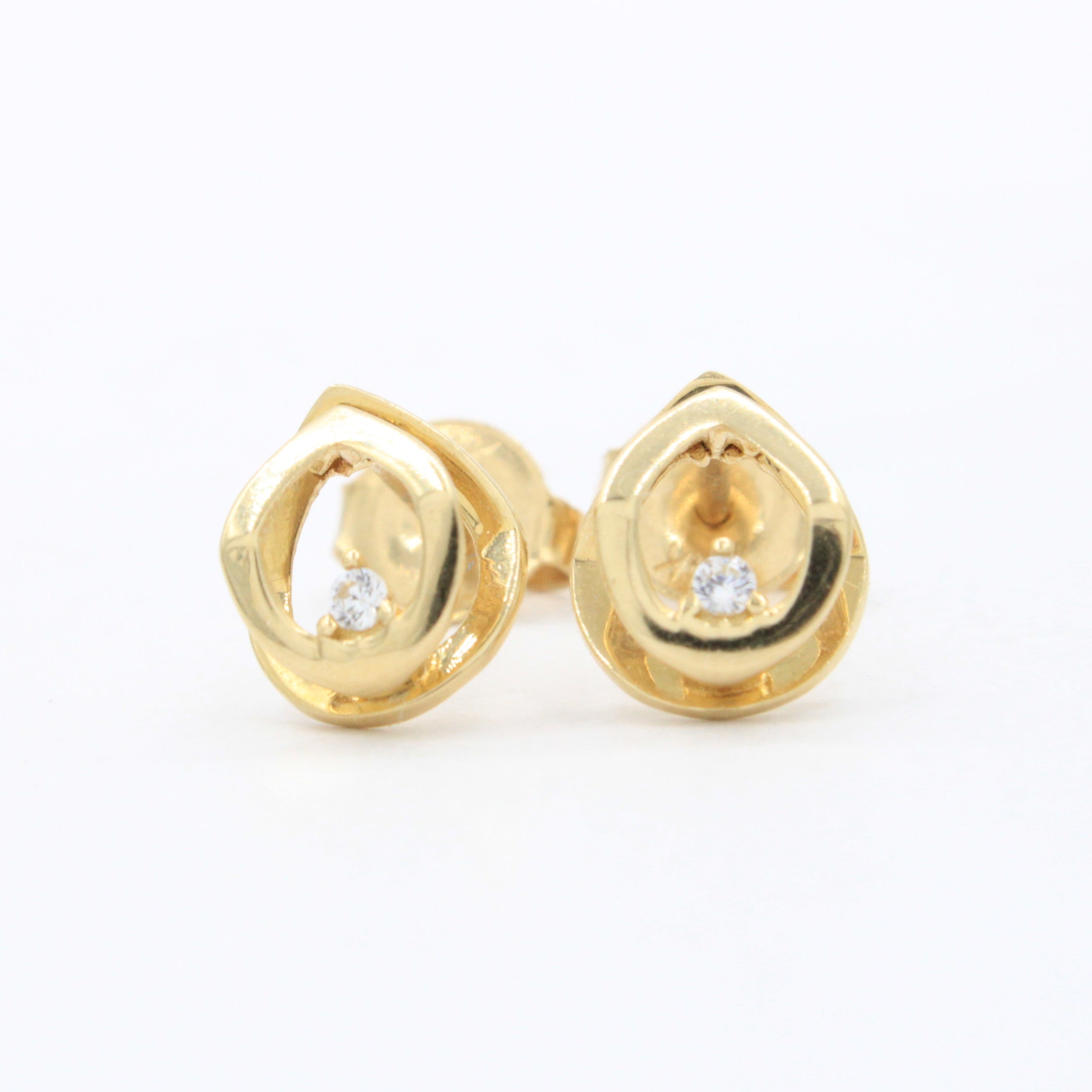 Arete de Oro 14k Gota Elegante con Chispa de Zirconia mod. 10629