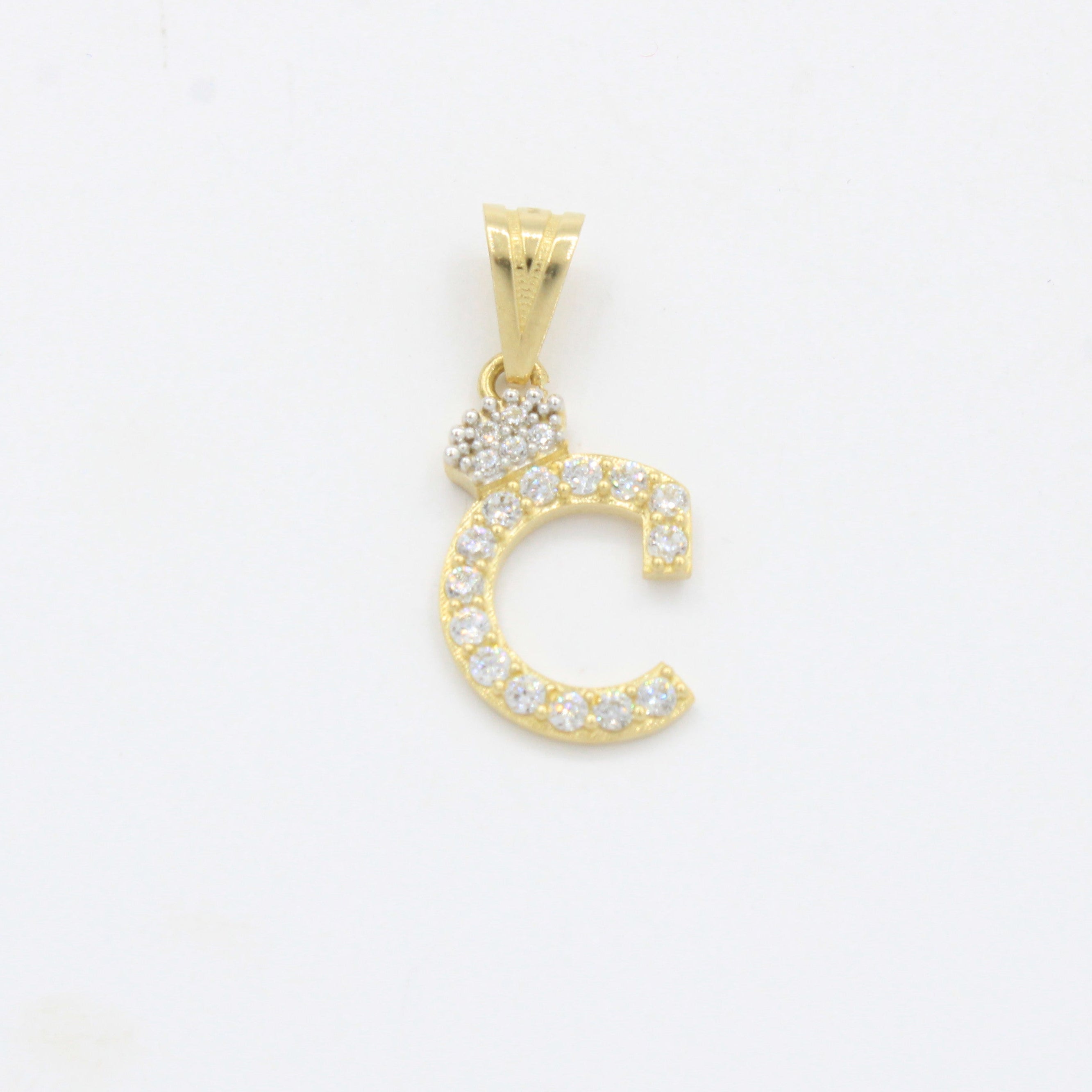 Dije de Oro 14k Modelo de Inicial C Diseñado con Corona e Incrustación de Zirconias mod. 10560
