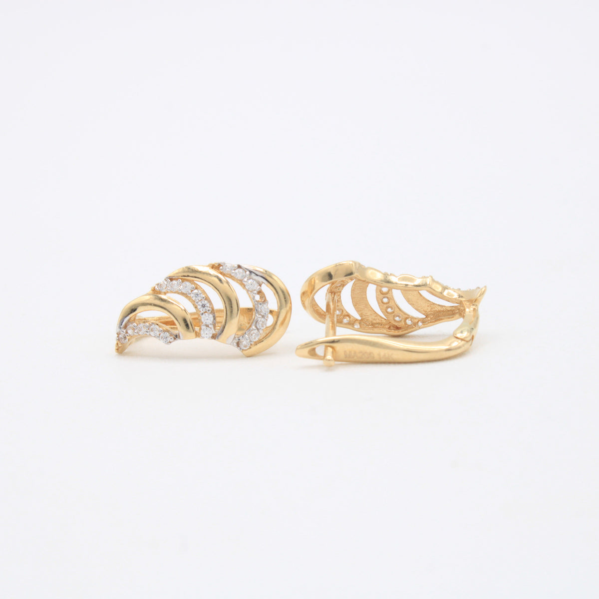 Arete con Broche Patente de Oro 14k Diseño Ondulado con Incrustación de Zirconias mod. 11052