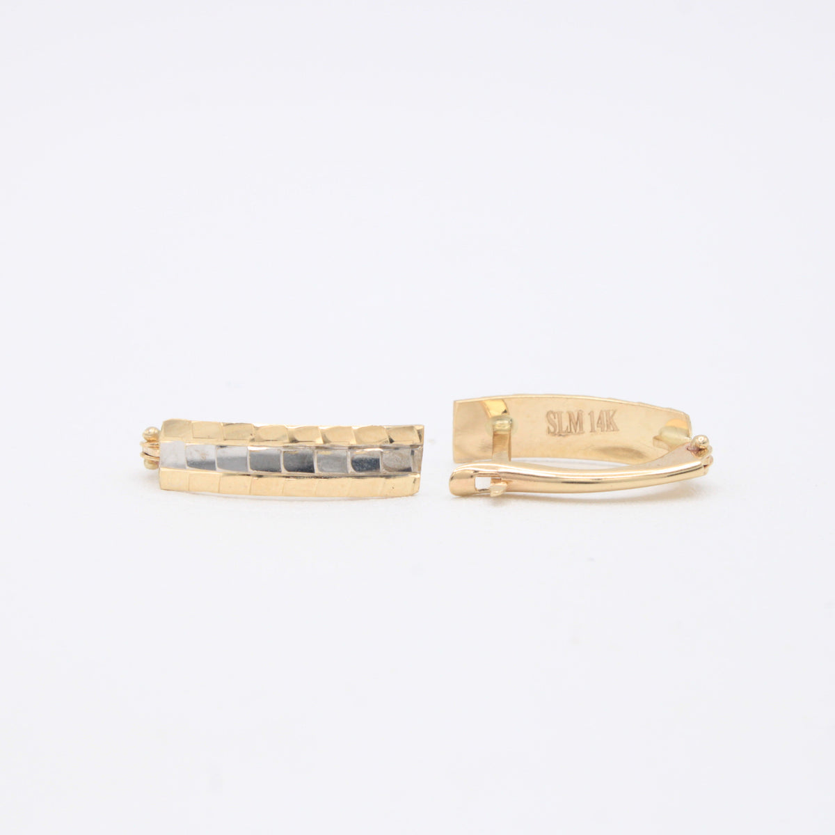 Arete con Broche Patente de Oro 14k Geométrico Vertical con Diseño Cuadriculado mod. 11057
