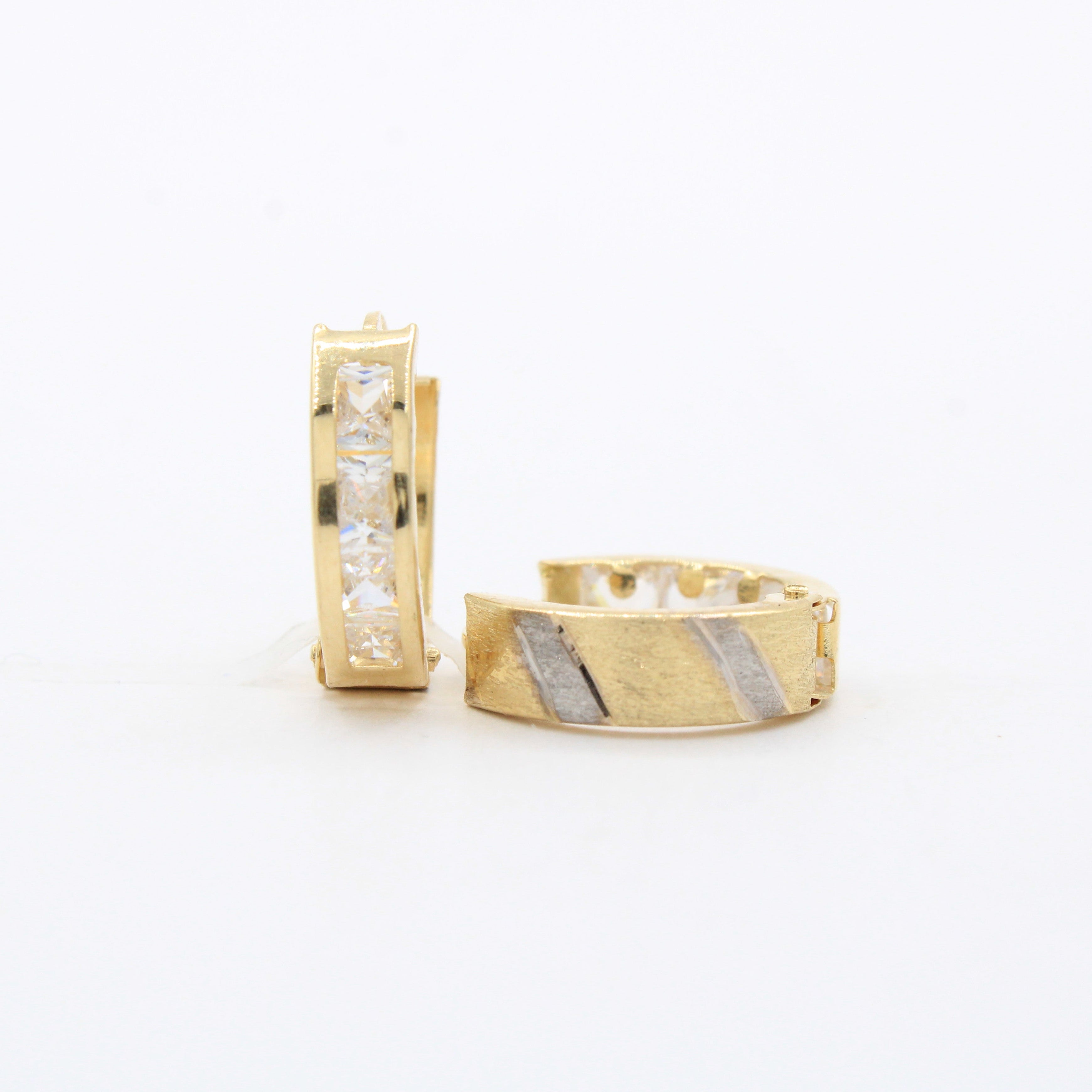 Grapa de Oro 14k Doble Vista con Diseño de Líneas Mate con Diamantado y Zirconias mod. 10600