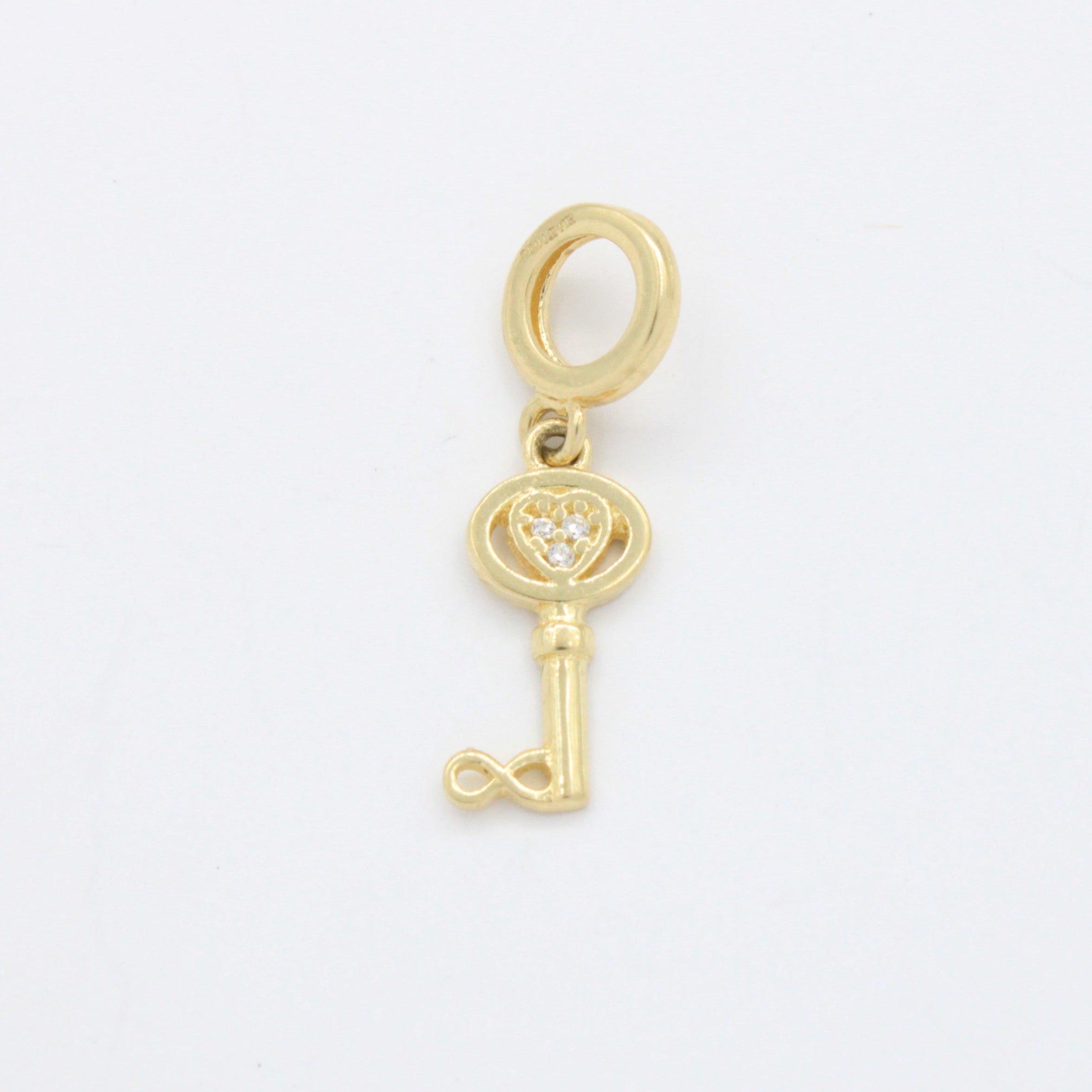 Charm de Oro 14k Diseño de Llave con Incrustación de Zirconias Finas en Corazón mod. 10671