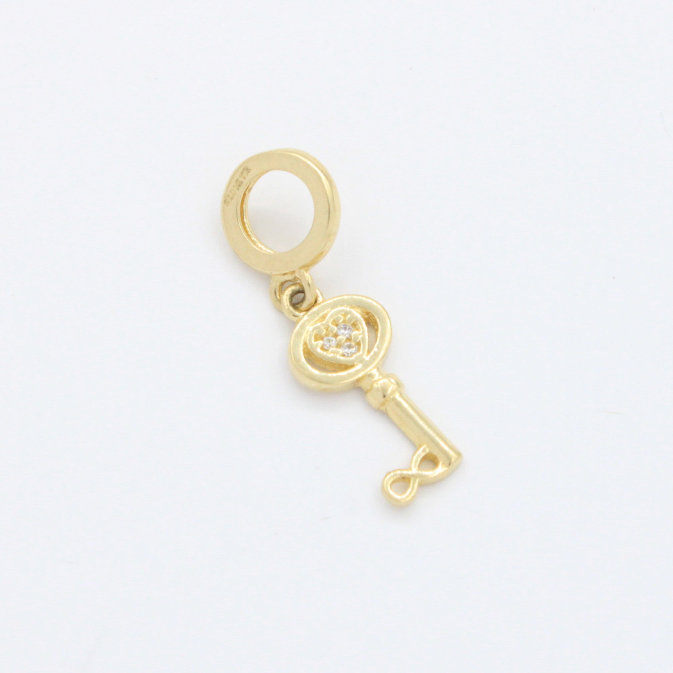 Charm de Oro 14k Diseño de Llave con Incrustación de Zirconias Finas en Corazón mod. 10671