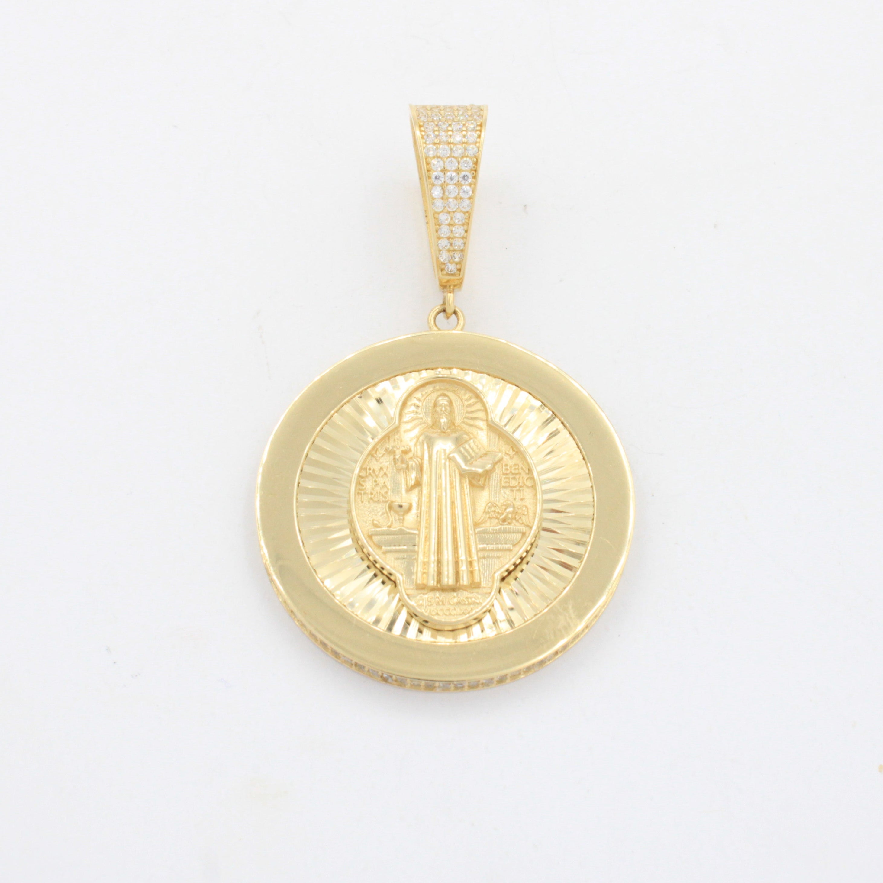 Medallón de Oro 14k Hueco con Diseño Redondo Diamantado Pasador con Zirconias y Figura de San Benito mod. 10701