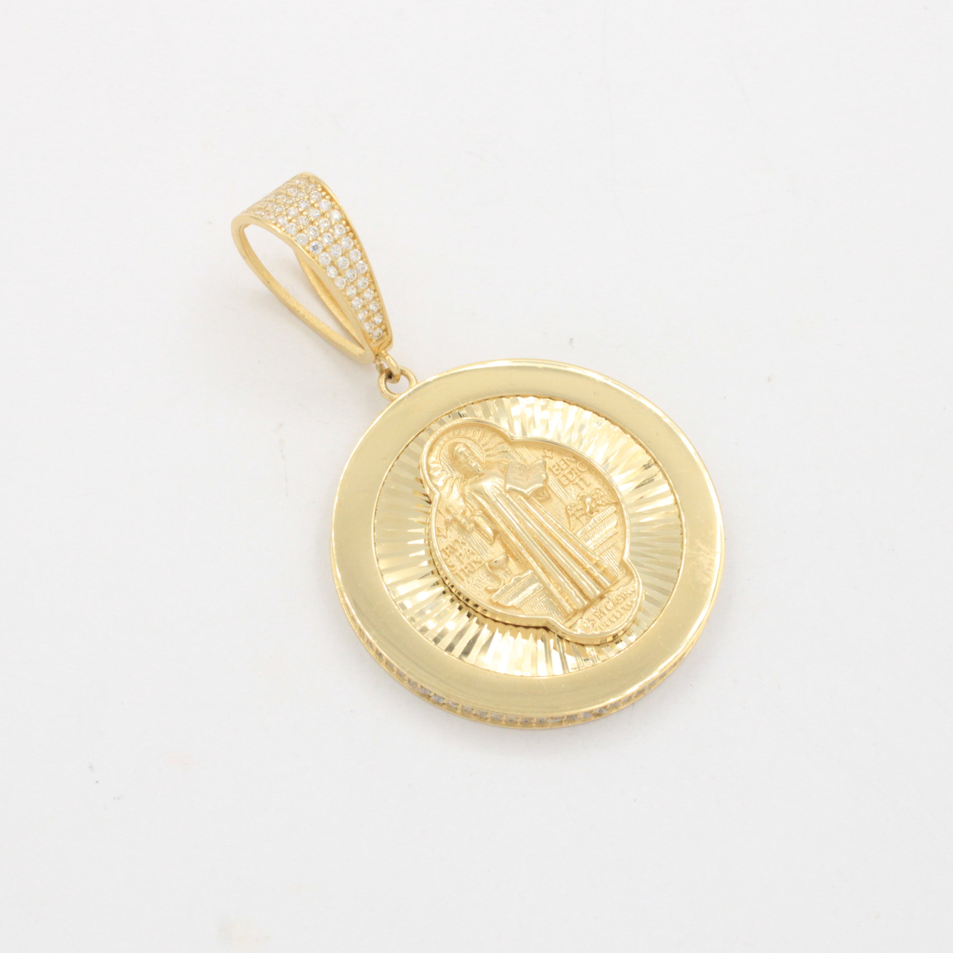 Medallón de Oro 14k Hueco con Diseño Redondo Diamantado Pasador con Zirconias y Figura de San Benito mod. 10701