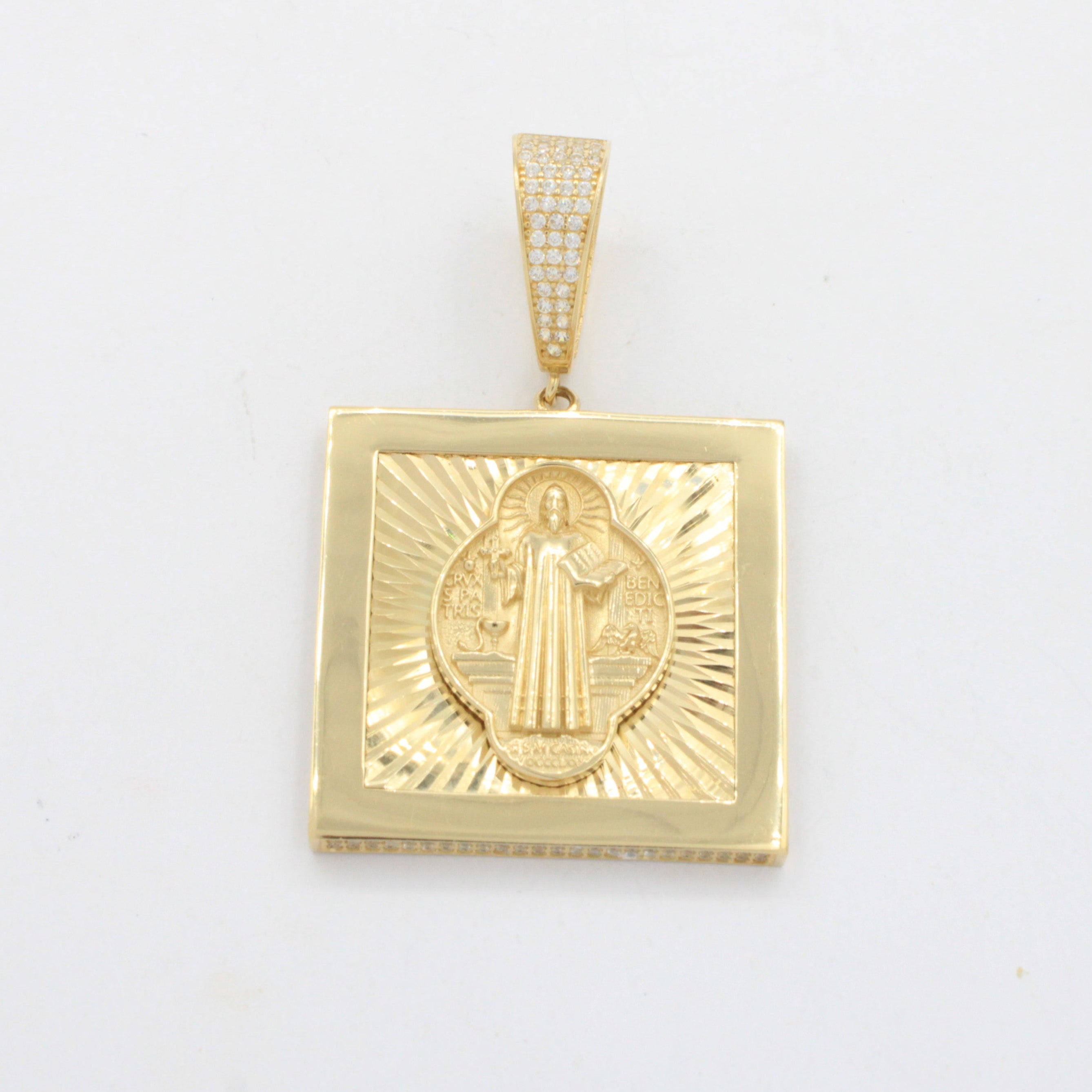 Medallón de Oro 14k Hueco con Diseño Cuadrado Diamantado Pasador con Zirconias y Figura de San Benito mod. 10702