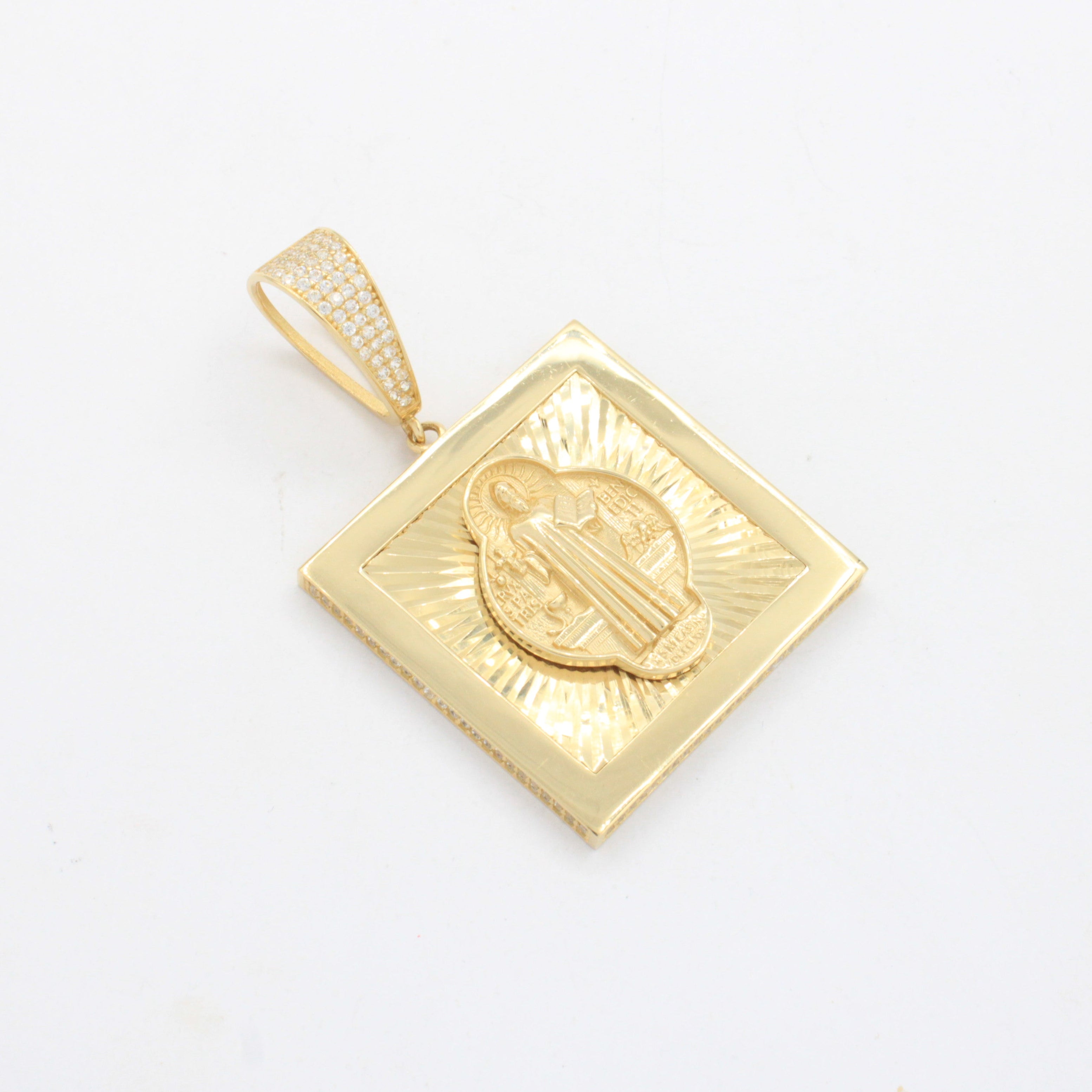 Medallón de Oro 14k Hueco con Diseño Cuadrado Diamantado Pasador con Zirconias y Figura de San Benito mod. 10702