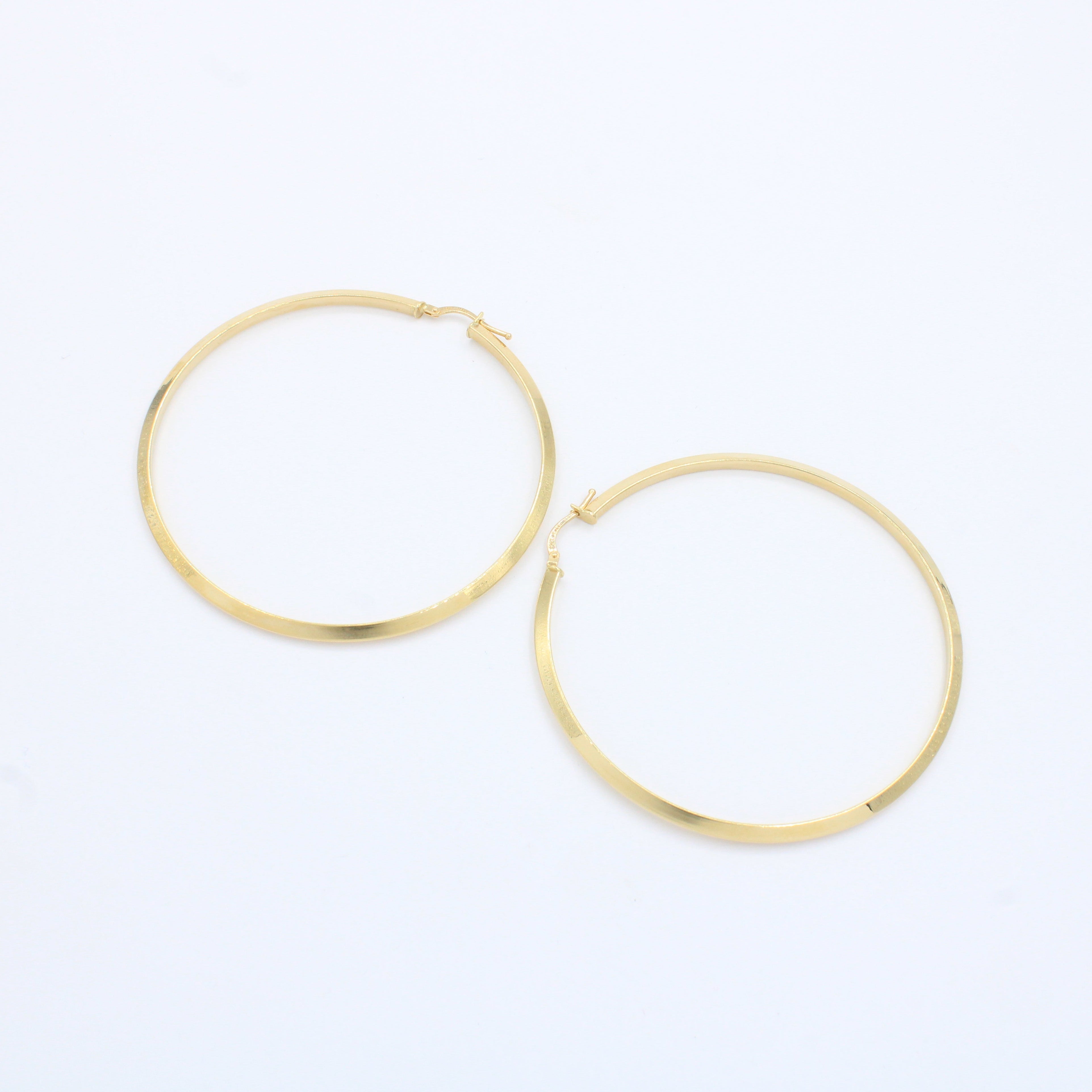 Arracada de Oro 14k con Diseño Redondo Brillante Estilo Facetado y Hueco mod. 10145