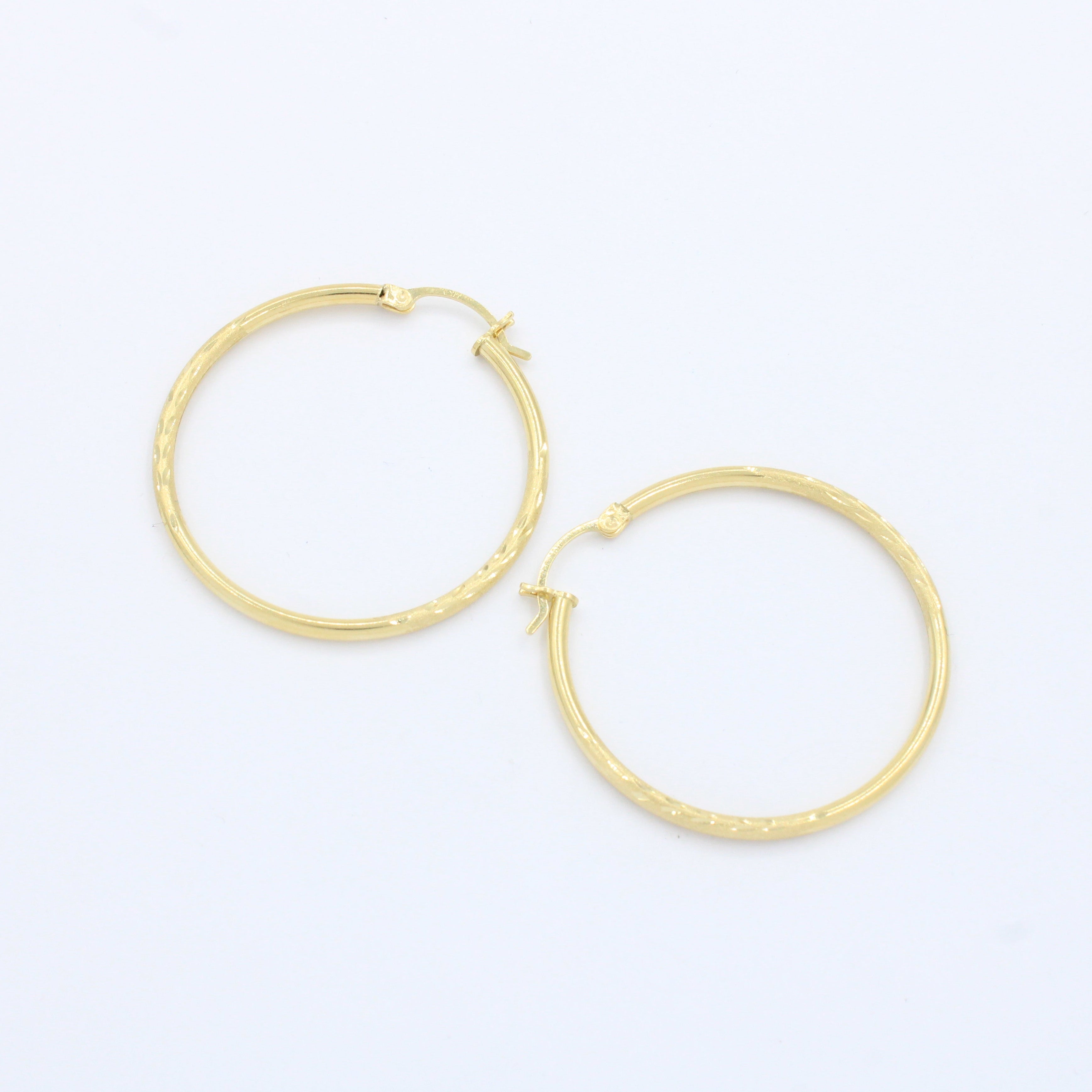 Arracada de Oro 14k Diseño Redondo Hueco en Tono Mate con Diamantadob mod. 10147
