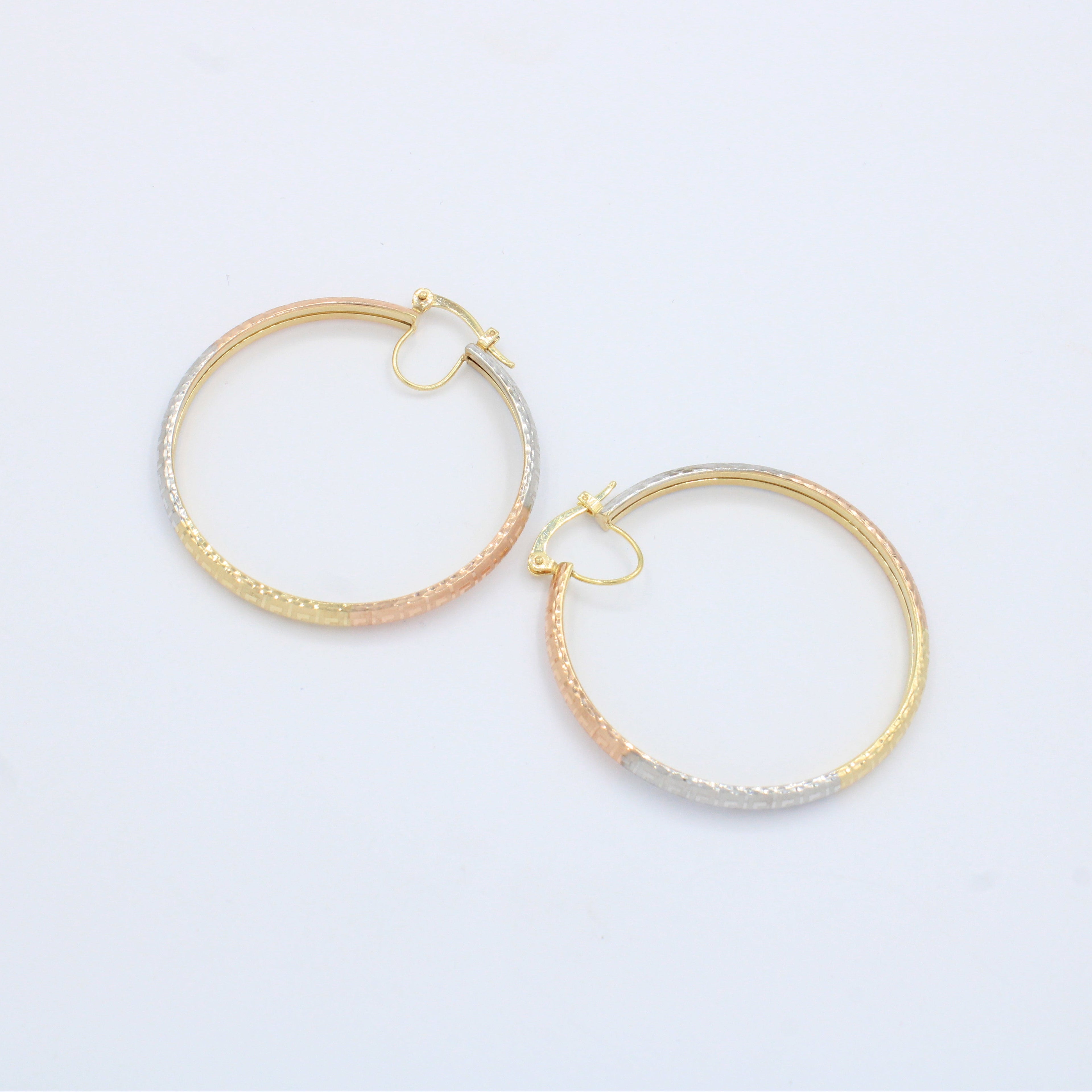 Arracada de Oro 14k Hueco Diseño Mate Especial con Grecas Brillantes mod. 10153