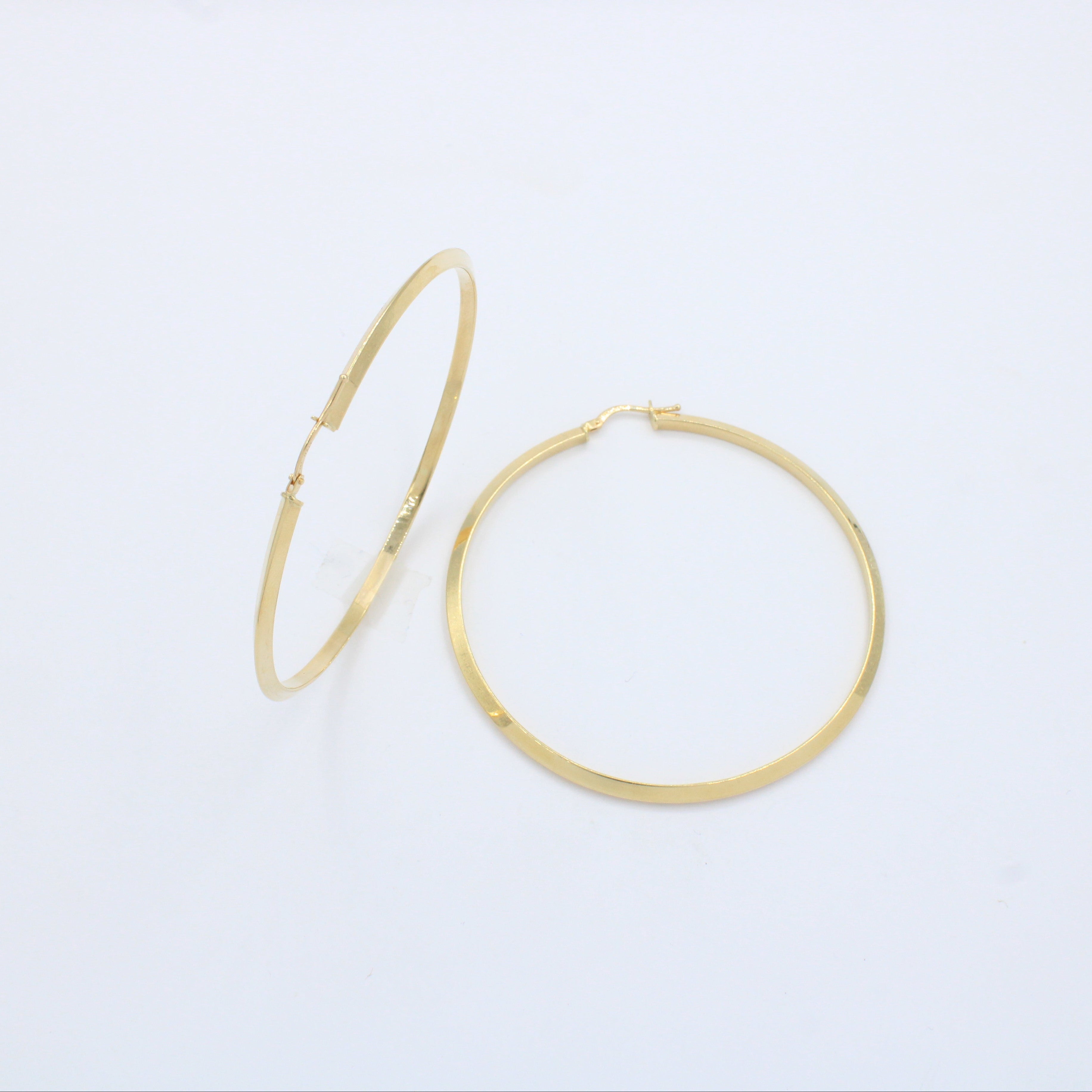 Arracada de Oro 14k con Diseño Redondo Brillante Estilo Facetado y Hueco mod. 10145