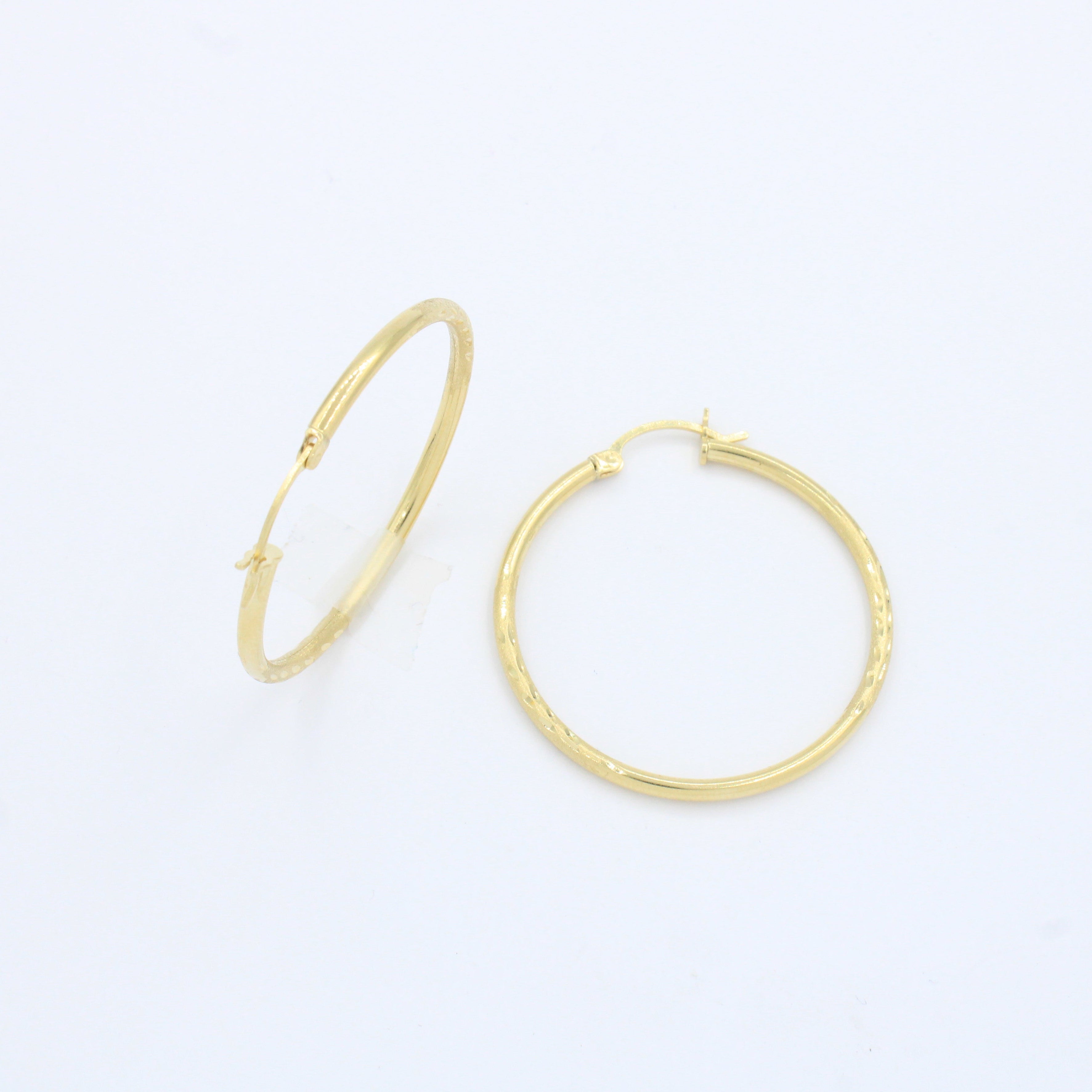 Arracada de Oro 14k Diseño Redondo Hueco en Tono Mate con Diamantadob mod. 10147