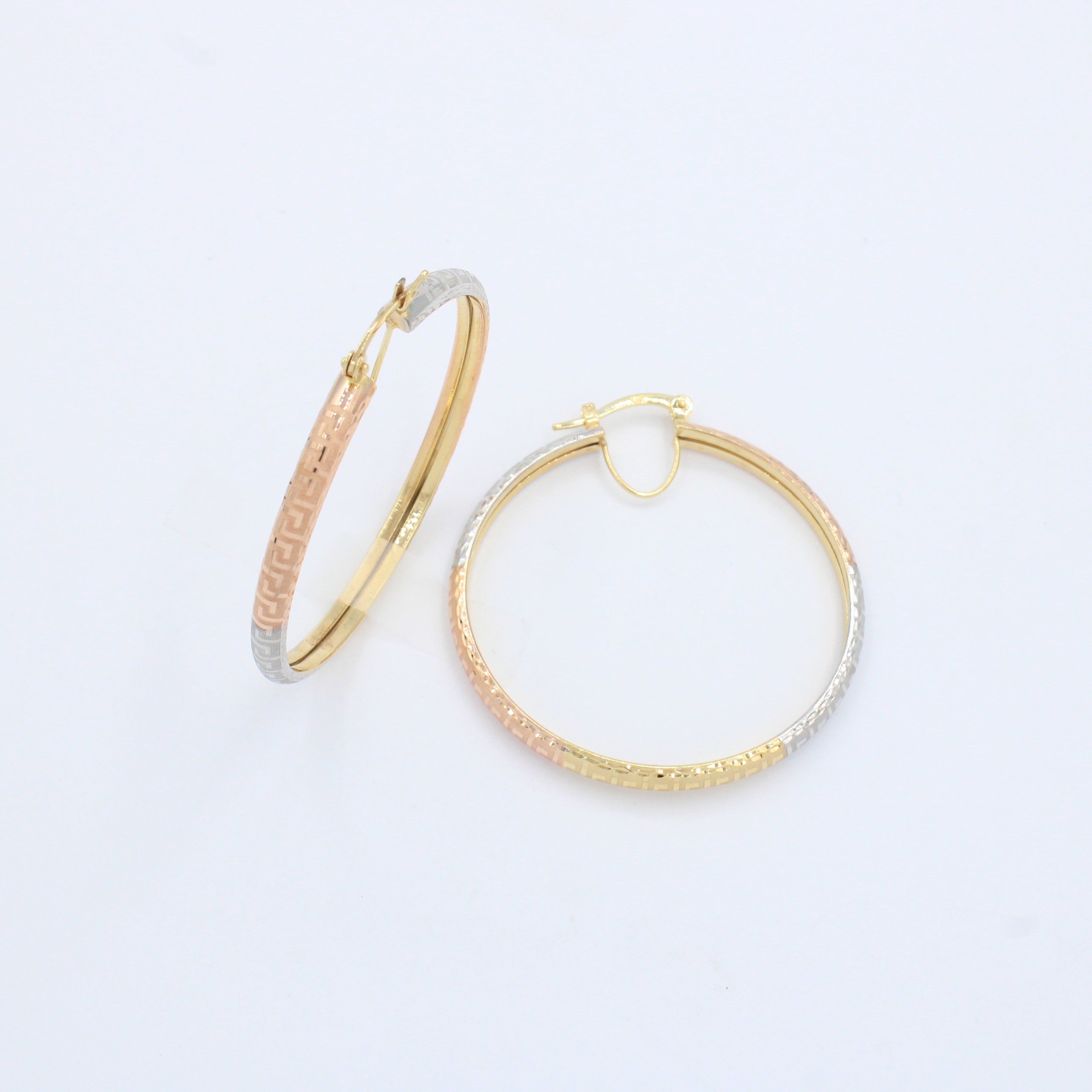 Arracada de Oro 14k Hueco Diseño Mate Especial con Grecas Brillantes mod. 10153