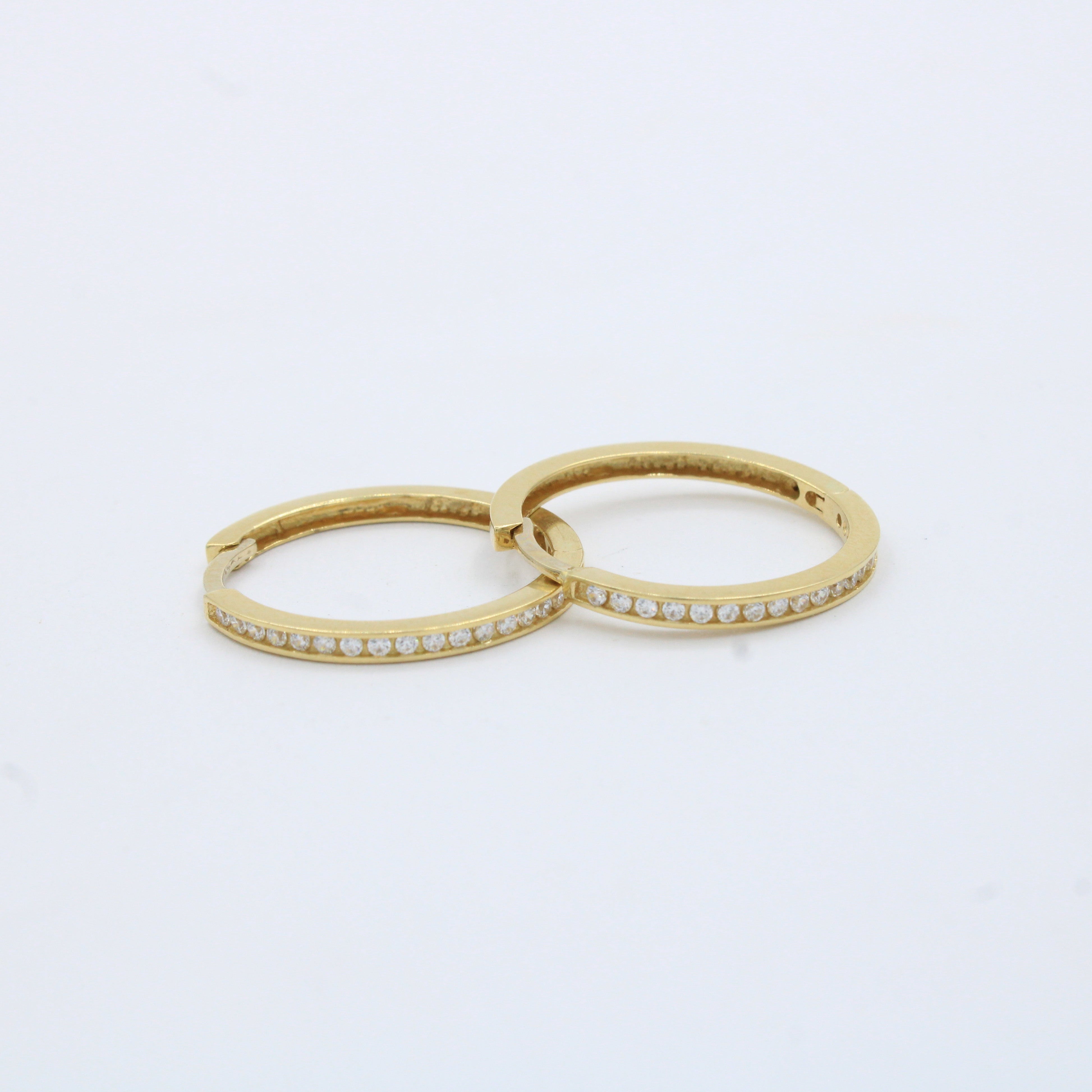 Grapa de Oro 14k Diseño Delgado con Incrustación de Zirconias mod. 10175