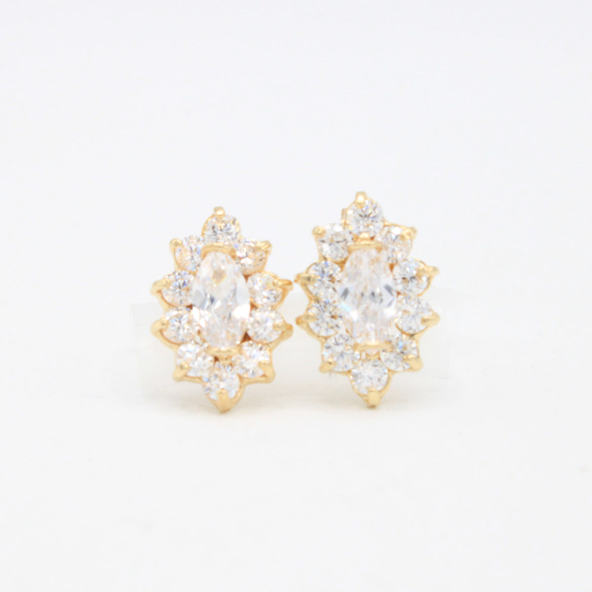 Arete de Oro 14k Elegante con Incrustación de Zirconia Oval mod. 11104