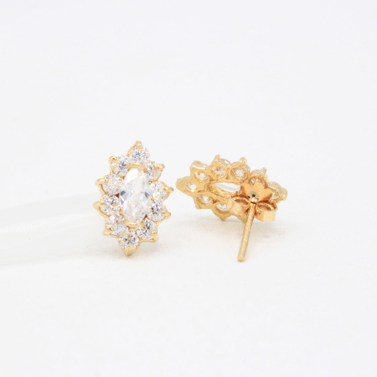 Arete de Oro 14k Elegante con Incrustación de Zirconia Oval mod. 11104