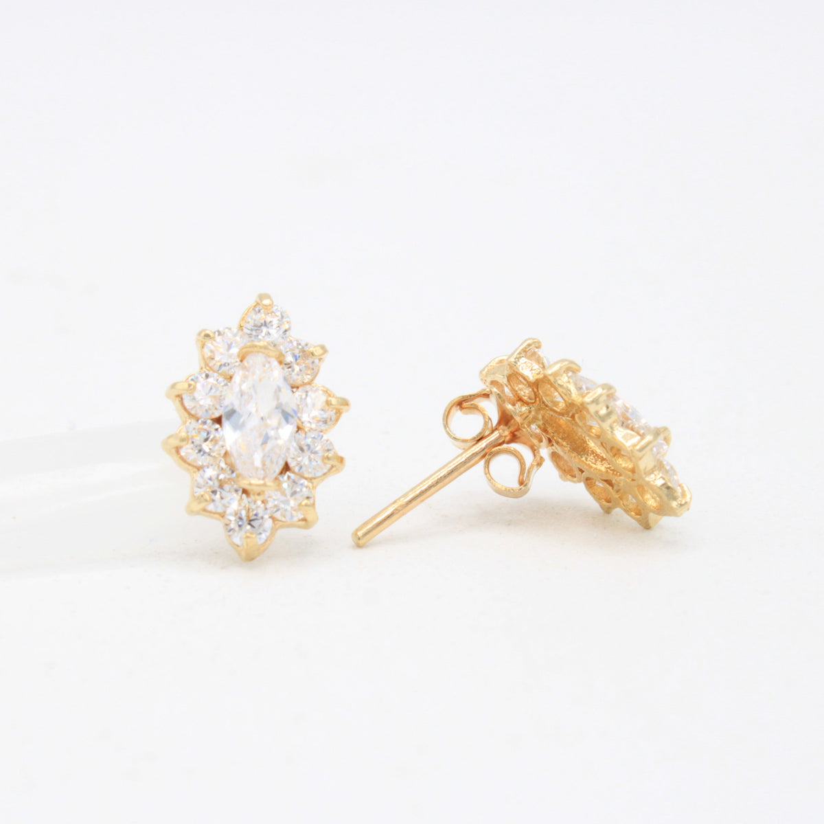 Arete de Oro 14k Elegante con Incrustación de Zirconia Oval mod. 11104