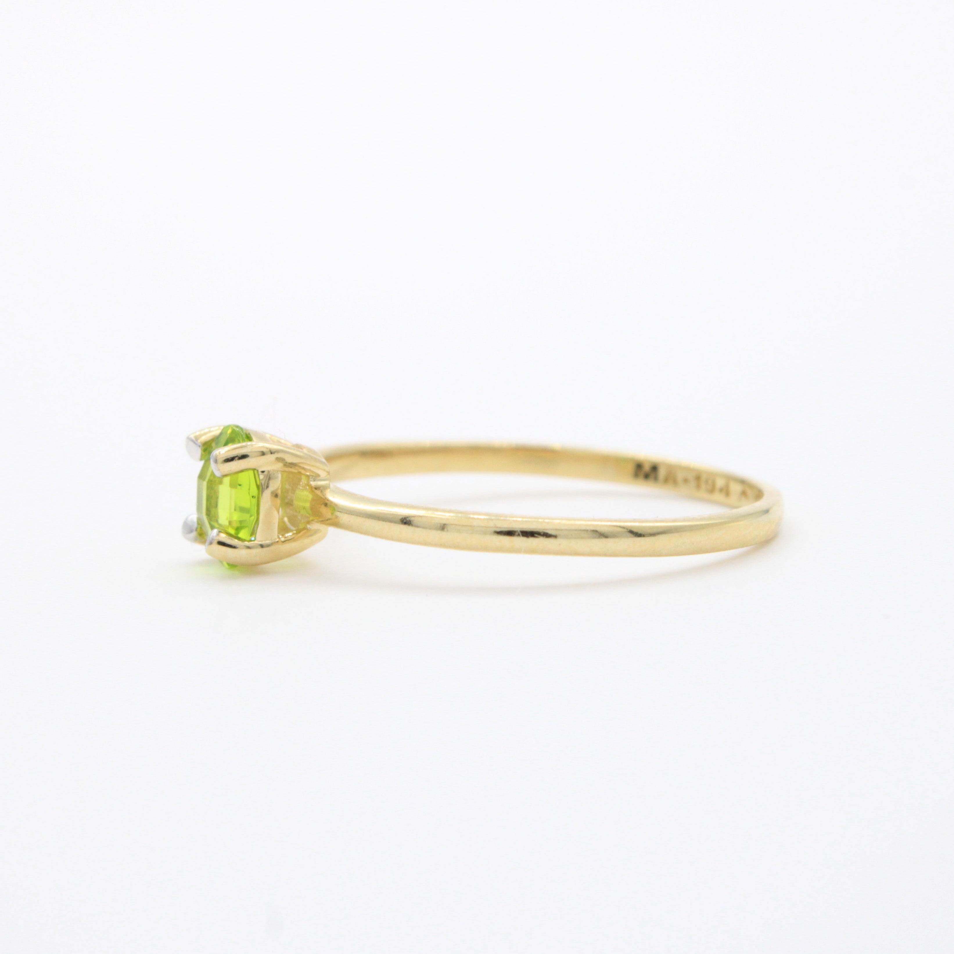 Anillo de Oro 14k de Diseño Fino con Zirconia Facetada Redonda de Tono Verde mod. 10747