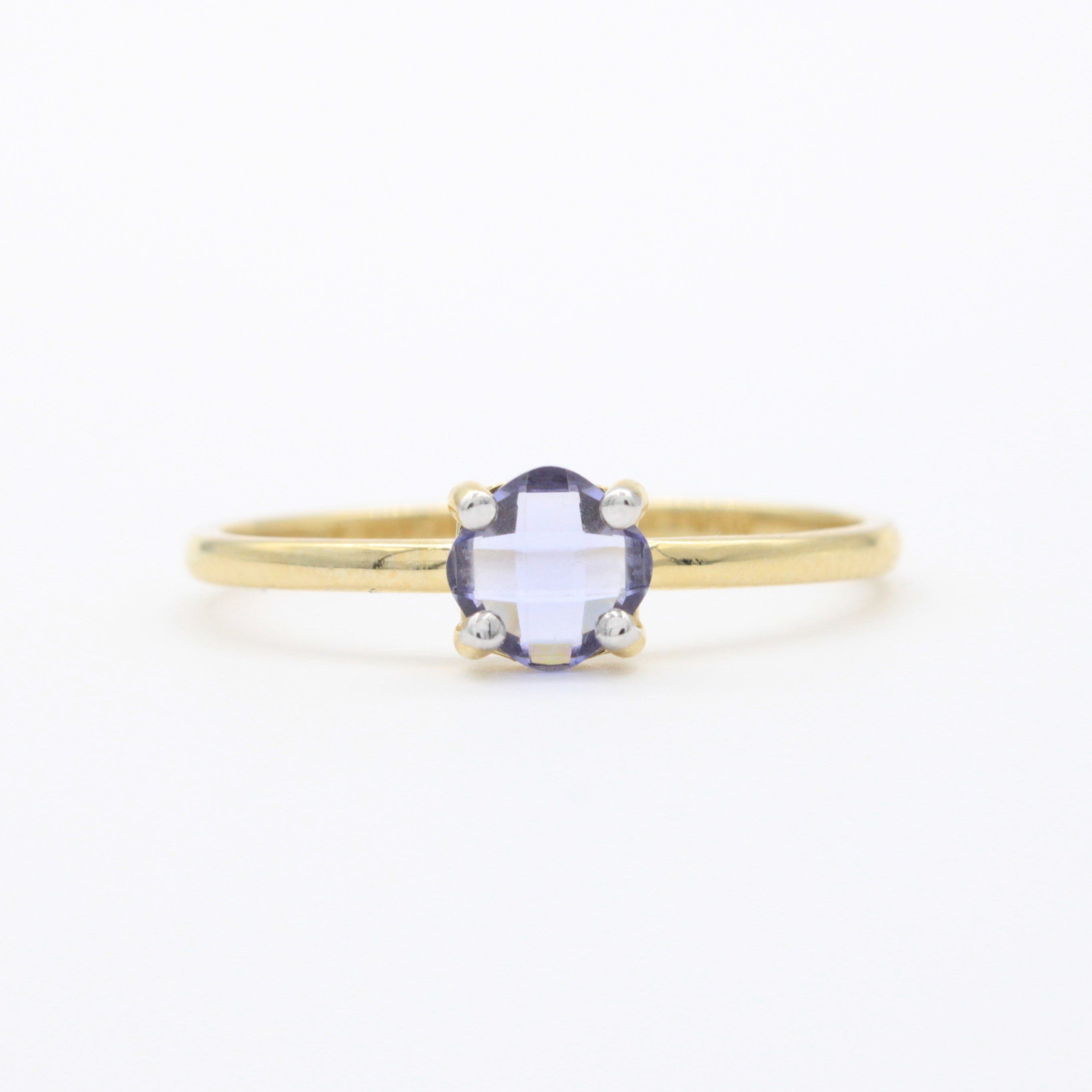 Anillo de Oro 14k de Diseño Fino con Zirconia Facetada Redonda de Tono Lila mod. 10748
